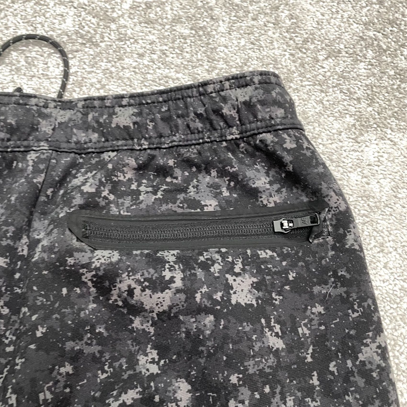 American Eagle Outfitters American Eagle Outfitters Jogger Pants Mens S Black Camouflage Lightweight Fleece 28x27.5 Zip Pocket Athletic Year-Round All Measurements in Photos Size US 29 - 6 Thumbnail