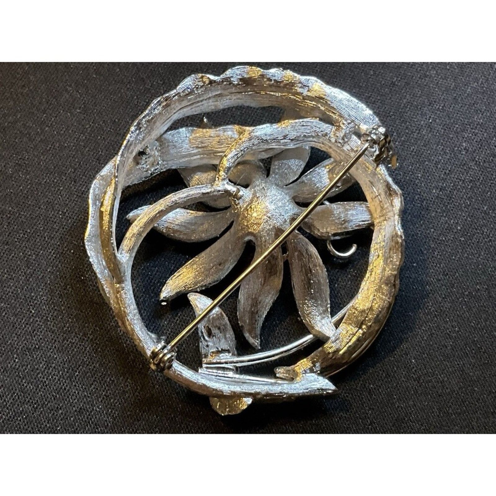 Other Silver Tone Flower Brooch EUC Size ONE SIZE - 4 Thumbnail