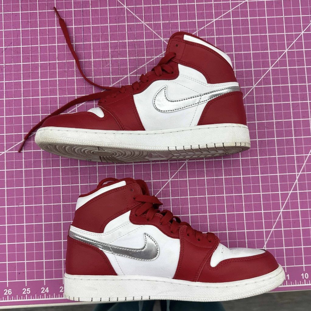 Jordan Brand Air Jordan 1 Retro High Silver Medal 2016 GS Youth 6.5Y Size US 6.5 / EU 39-40 - 2 Thumbnail