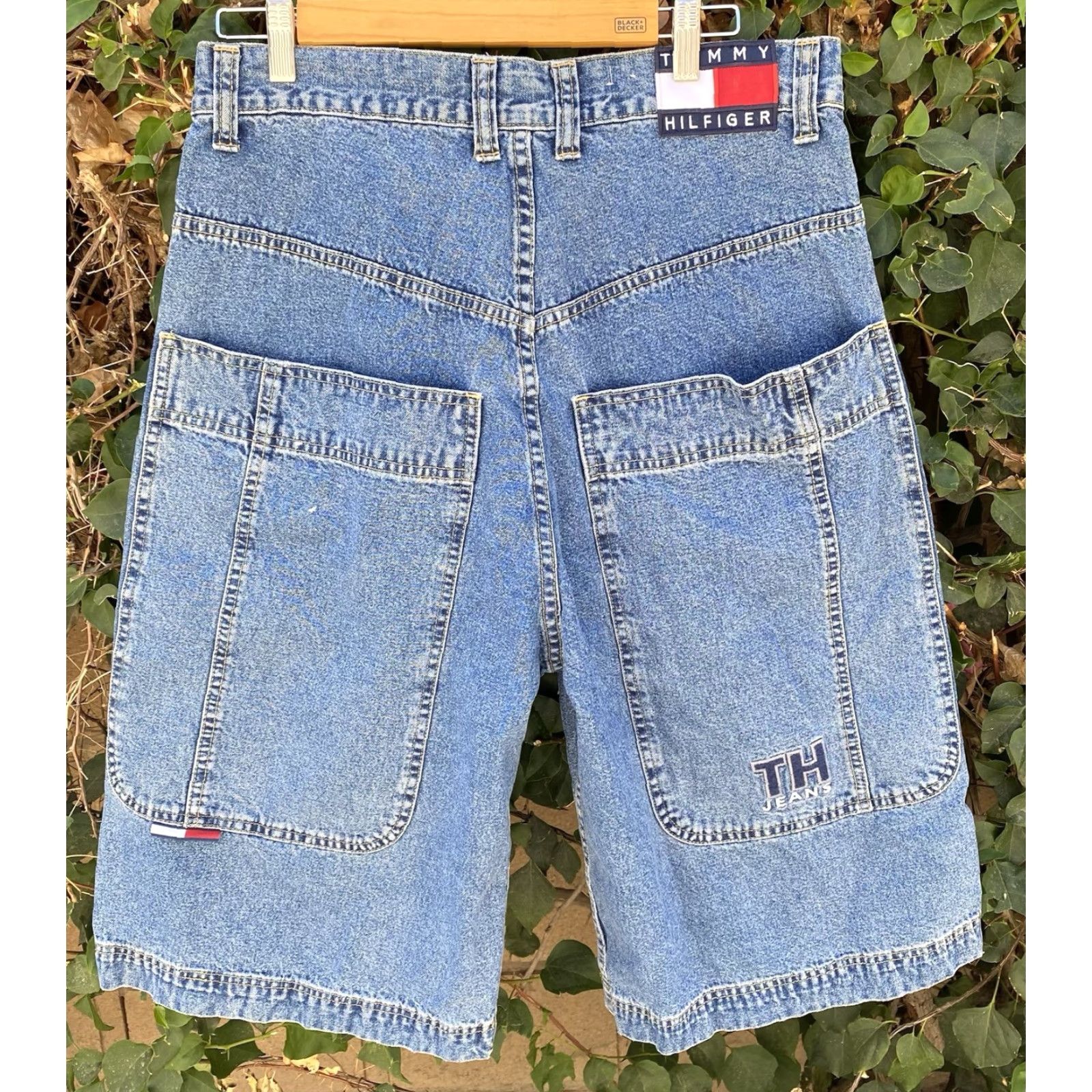 Tommy Hilfiger VINTAGE Tommy Hilfiger 90s Y2K Style Loose Baggy Skate Denim Jean Shorts Mens 33 Size US 33 - 2 Thumbnail