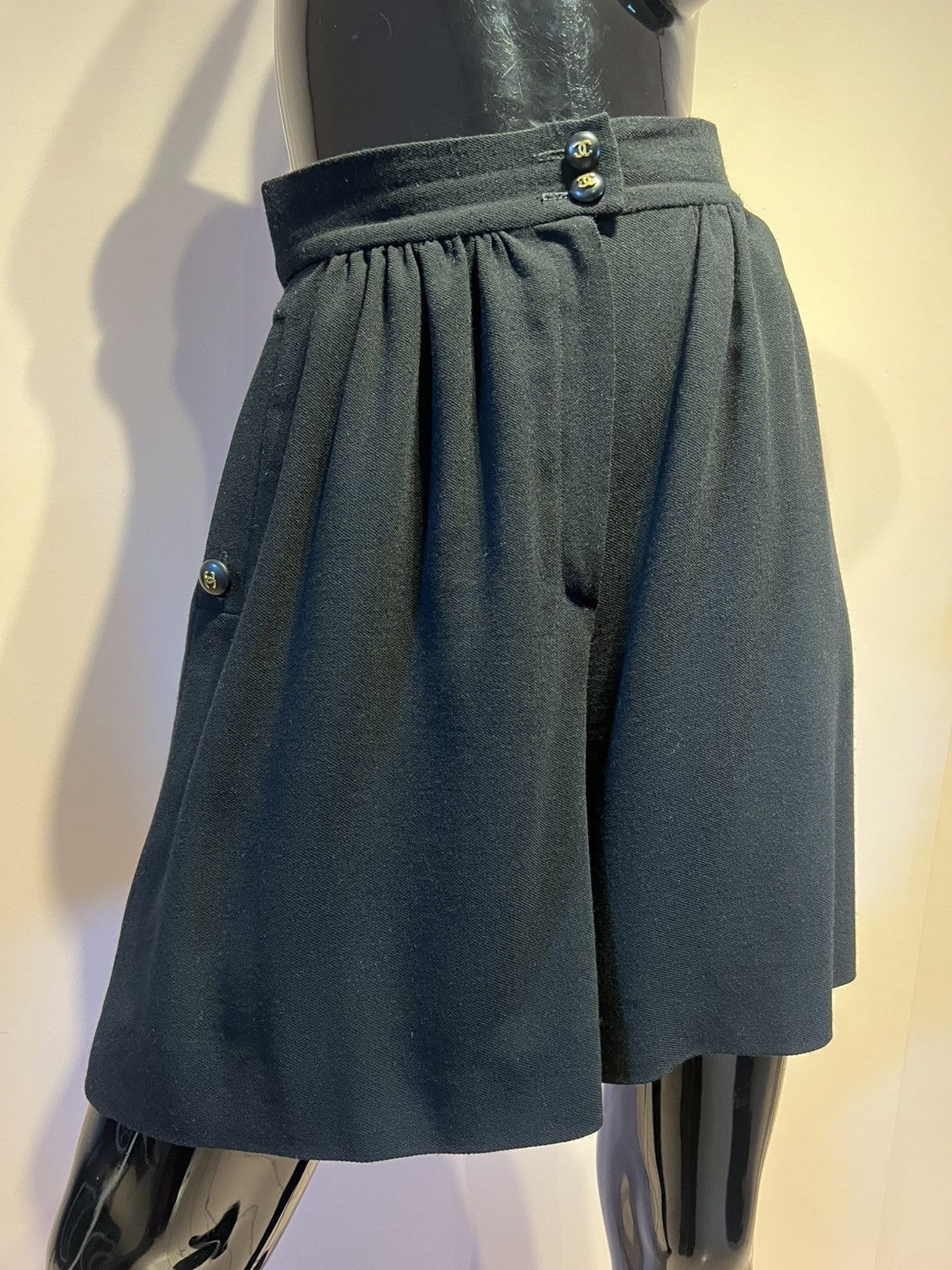 Chanel Chanel short Size 28" / US 6 / IT 42 - 2 Thumbnail