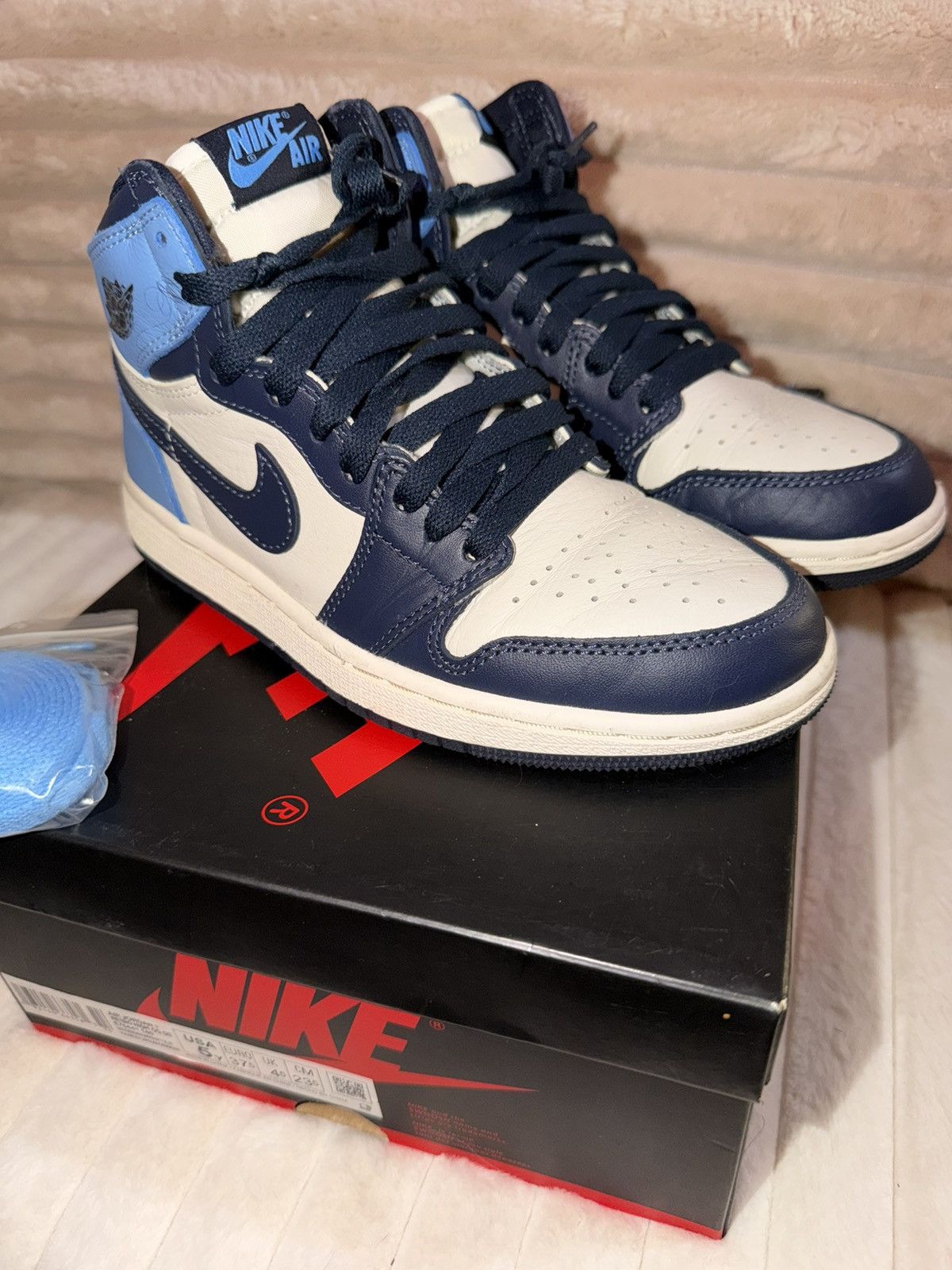 Jordan Brand Air Jordan 1 Retro High OG GS Size 5Y. Obsidian Size US 5 / EU 37 - 2 Thumbnail