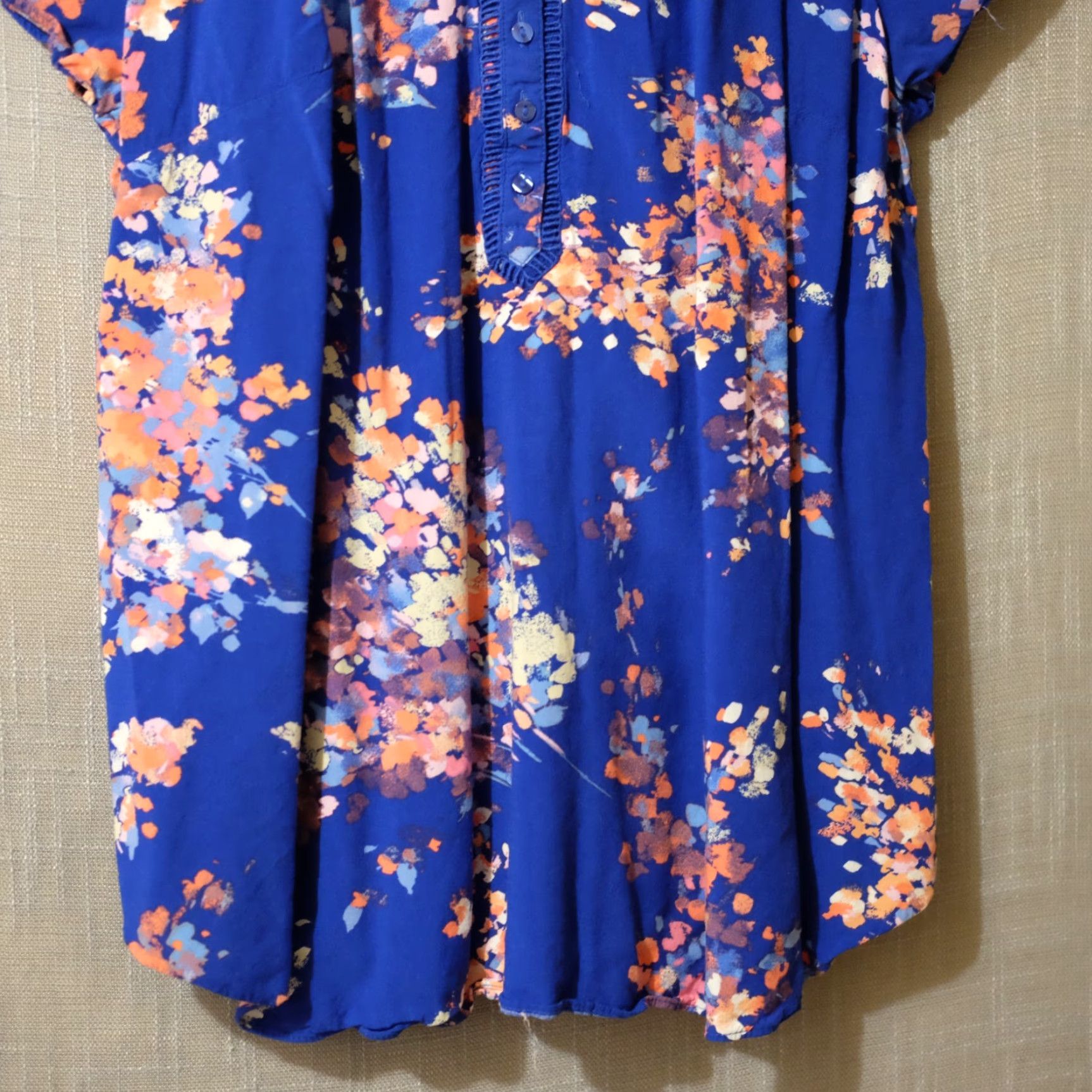 Vintage St. John's Bay Floral Short Sleeve Blouse Womens 2X Blue Lightweight Super Soft V-Neck Pullover Raglan Sleeve Rayon Casual Workwear"} Size XXL / US 16-18 / IT 52-54 - 4 Thumbnail