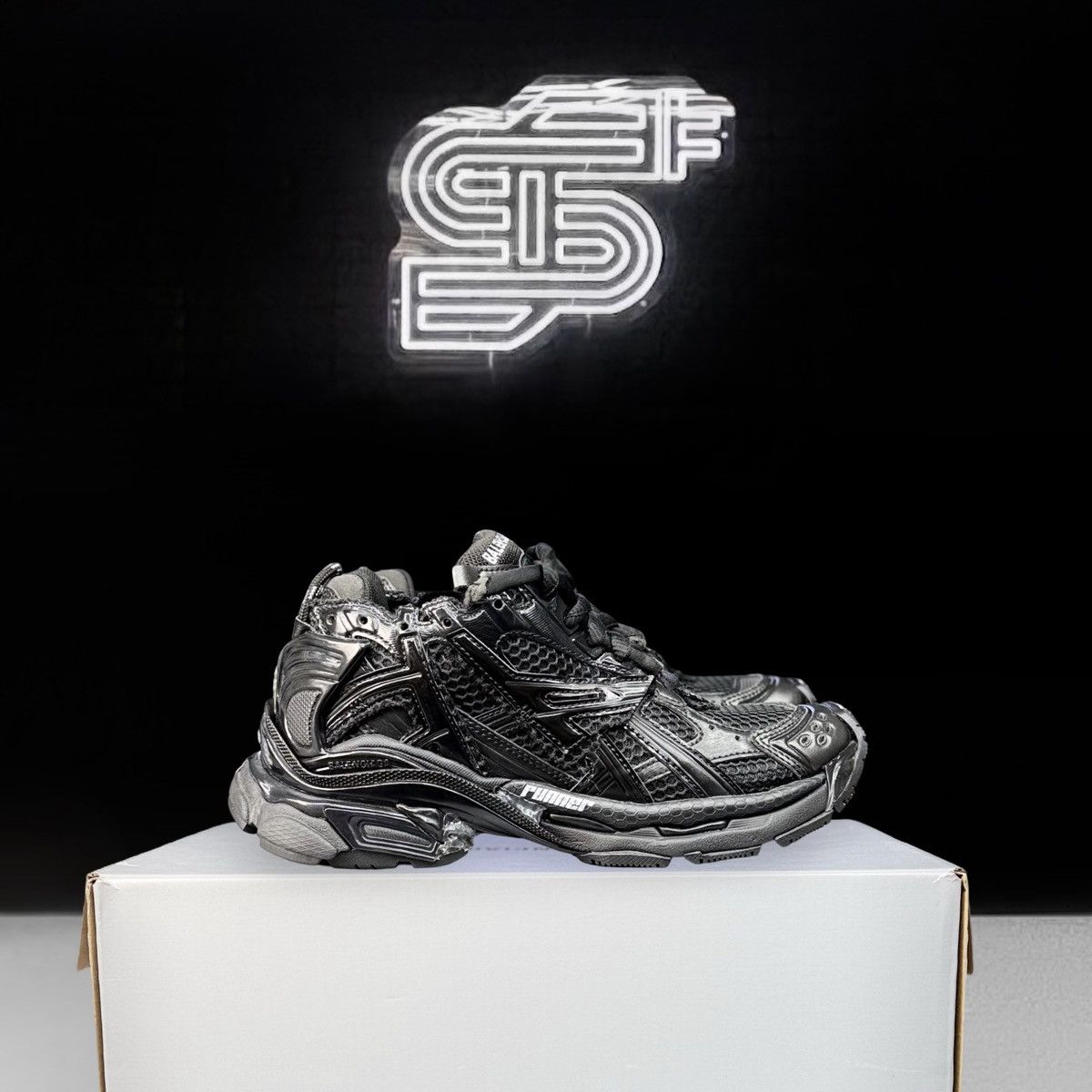 Balenciaga Balenciaga Runner Black/Black Size US 7.5 / EU 40-41 - 1 Thumbnail