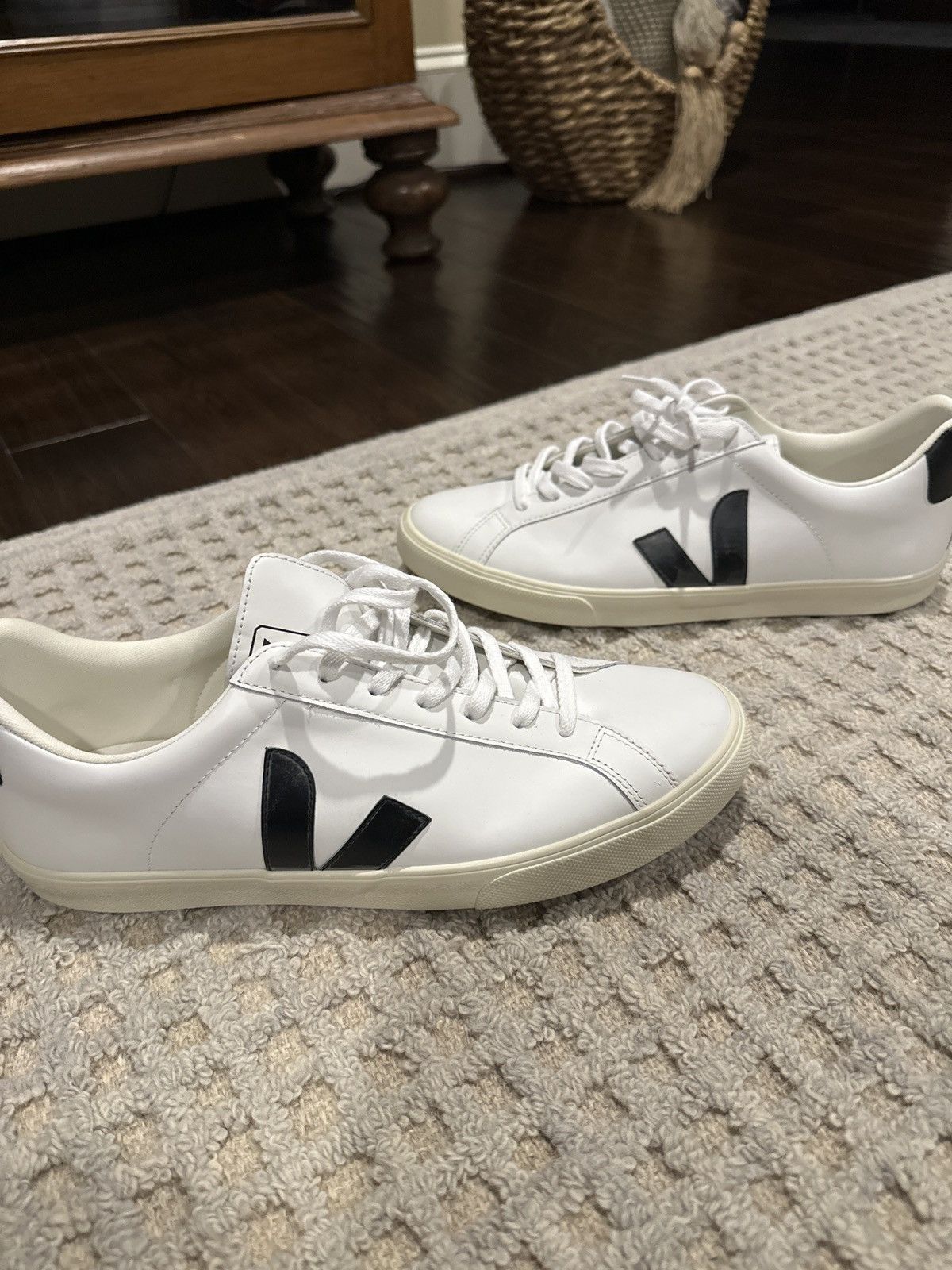 Veja Veja Low Tops in White with Black Emblems Size US 12 / EU 45 - 3 Thumbnail