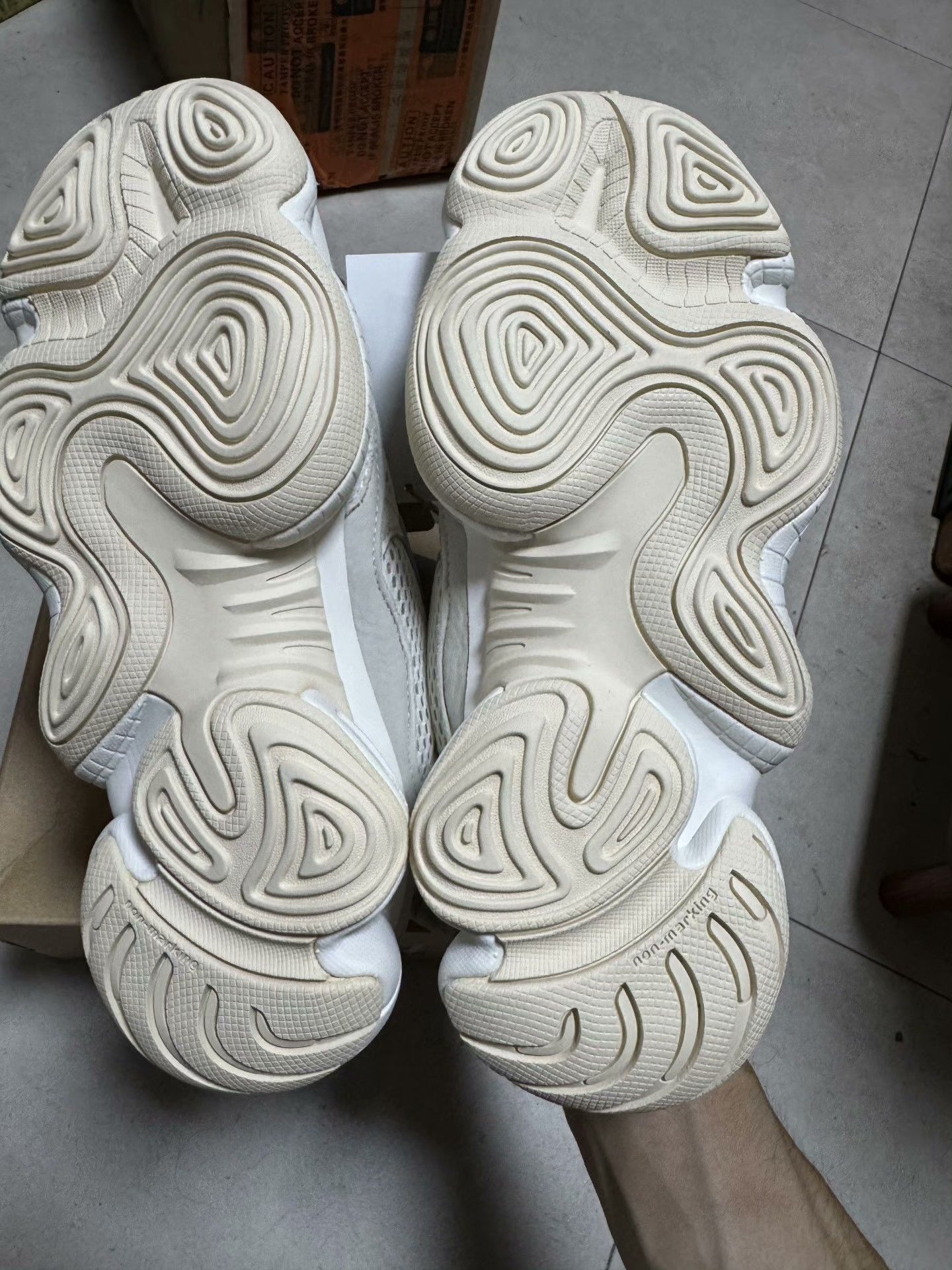 Adidas Adidas White Lowtop Sneakers 40 Men Size US 7.5 / EU 40-41 - 1 Thumbnail