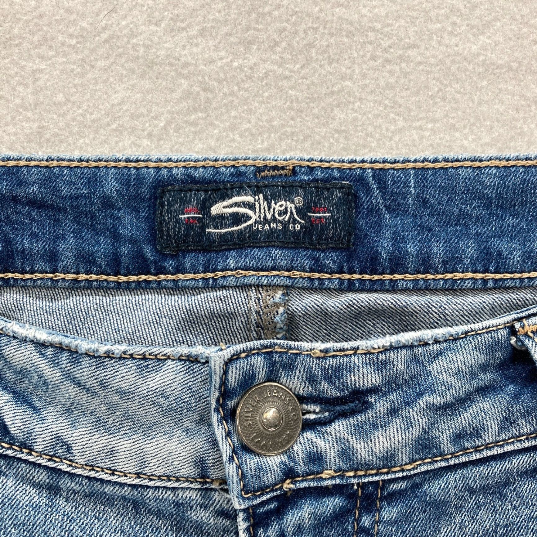 Silver Jeans Co. Silver Jeans Suki Slim Ankle Jeans Womens Light Blue Distressed 34x27 Stretch Denim Cotton Spandex 5-Pocket Logo Cowboy Grunge Rock Mens? Womens Size 24" / US 00 / IT 34 - 5 Thumbnail