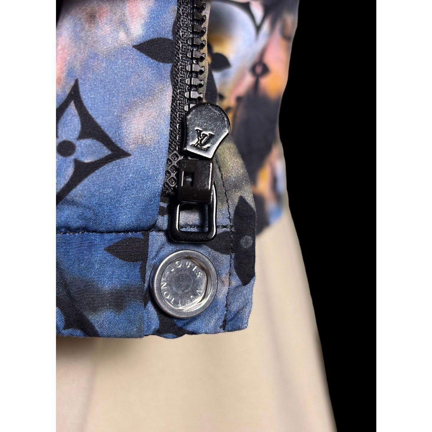 Louis Vuitton Authentic 2021 Louis Vuitton Zipped Monogram Tie-Dye Shirt Size US M / EU 48-50 / 2 - 13 Thumbnail