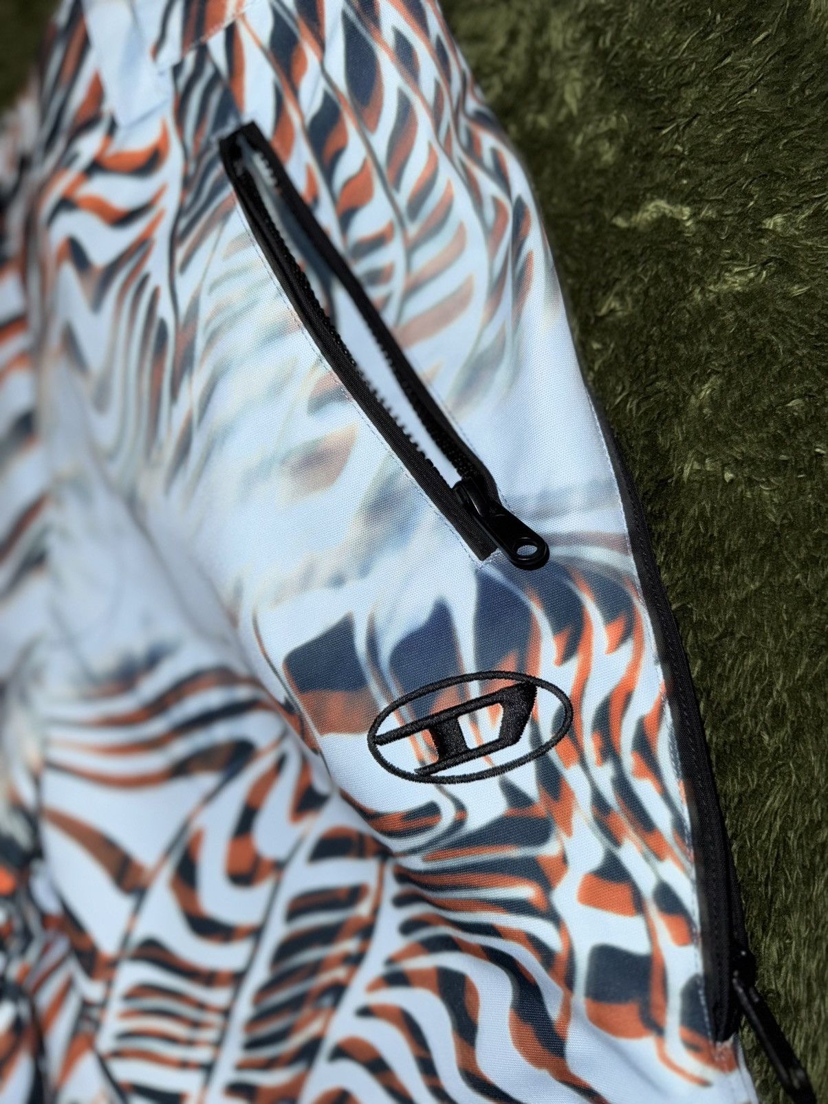 Diesel [32] DIESEL Optical Graphic Embroidered Logo Bootcut Pants Size US 32 / EU 48 - 6 Thumbnail