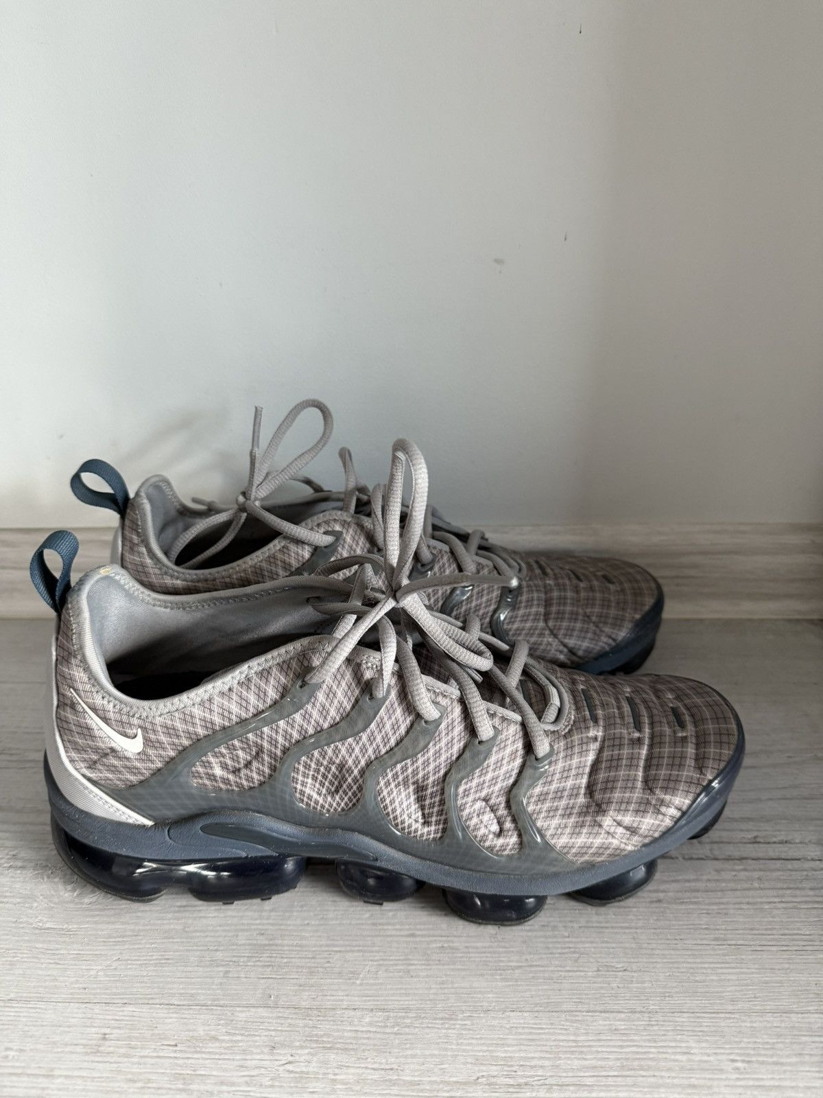 Nike Nike Vapormax plus wolf grey dark grey Size US 12 / EU 45 - 3 Thumbnail