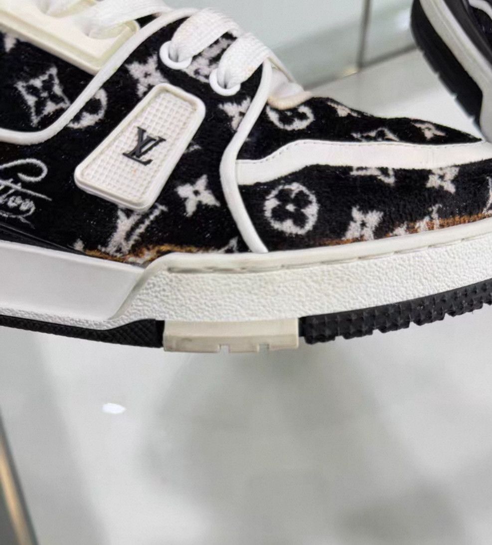 Louis Vuitton Louis Vuitton Trainer flocked black and white full-print c Size US 7 / EU 40 - 6 Thumbnail