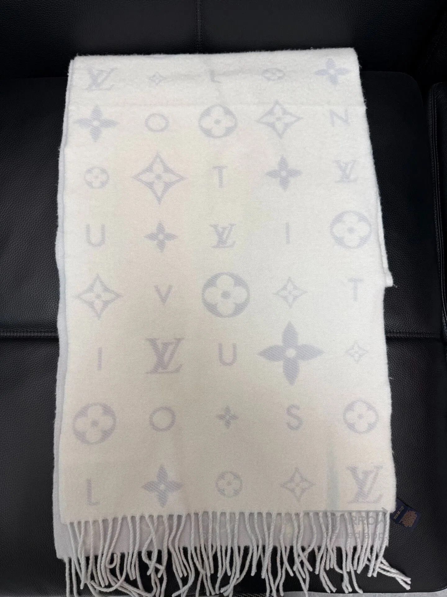 Louis Vuitton LV Small Logo Cashmere Scarf. Size ONE SIZE - 4 Thumbnail