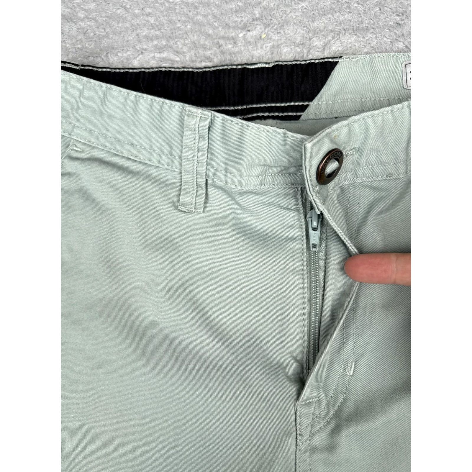 Volcom Volcom Shorts Mens 28 Green Canvas Chino Flat Front 8 Inseam Casual Summer Wear Size US 28 / EU 44 - 6 Thumbnail