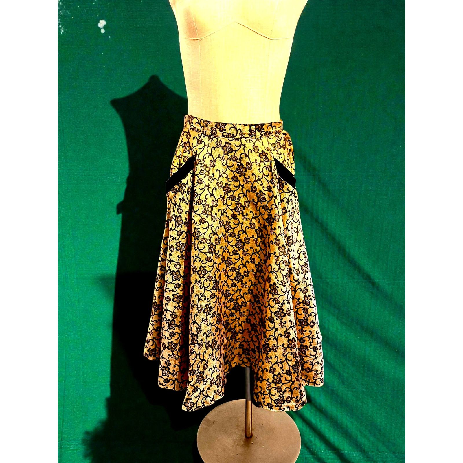 Vintage 60s Mid Century Chic Gold Lamé A-Line Skirt Black Brocade Size 27" / US 4 / IT 40 - 1 Thumbnail