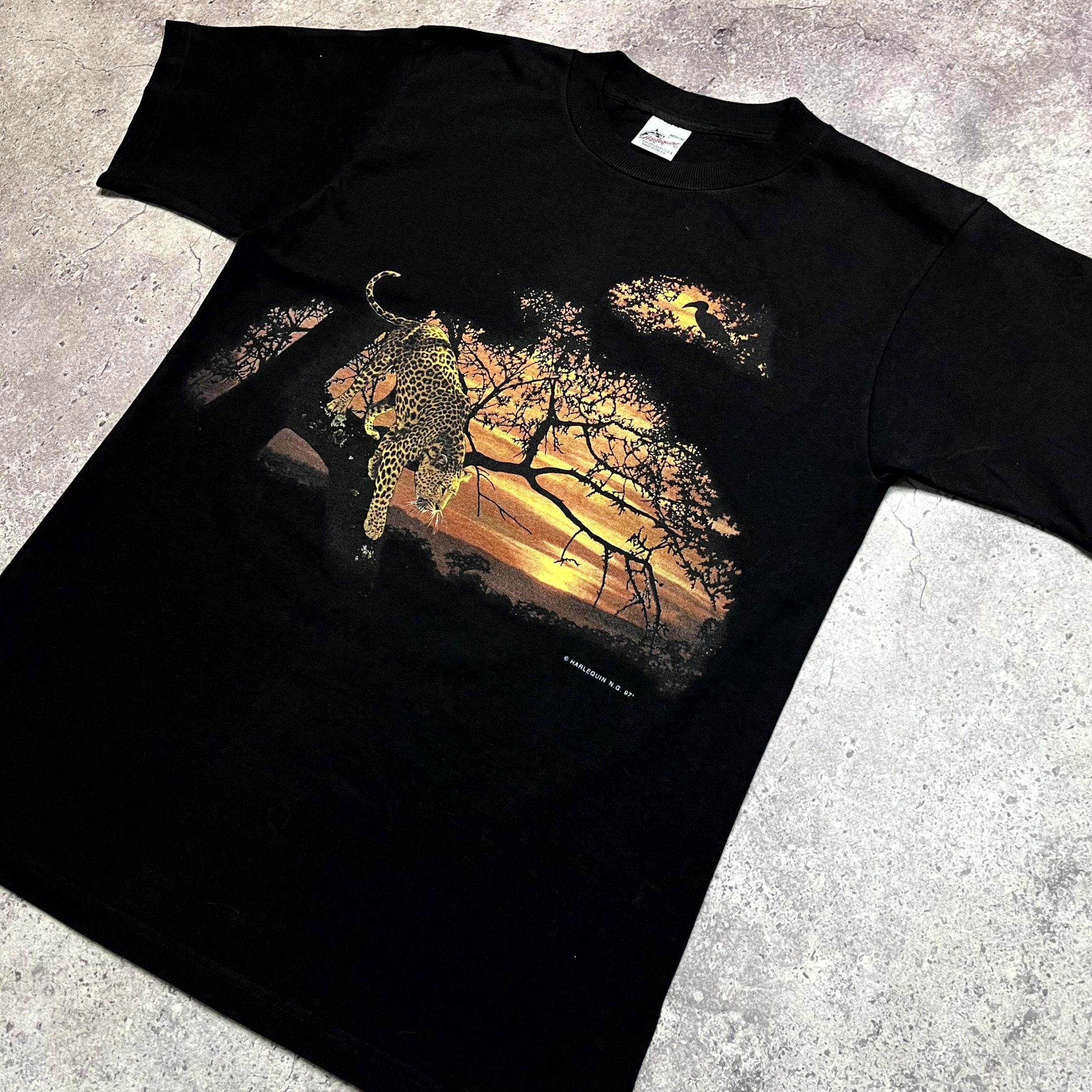 Vintage Vintage 90s Harlequin Leopard Sunset T‑Shirt Black Size M Size US M / EU 48-50 / 2 - 4 Thumbnail