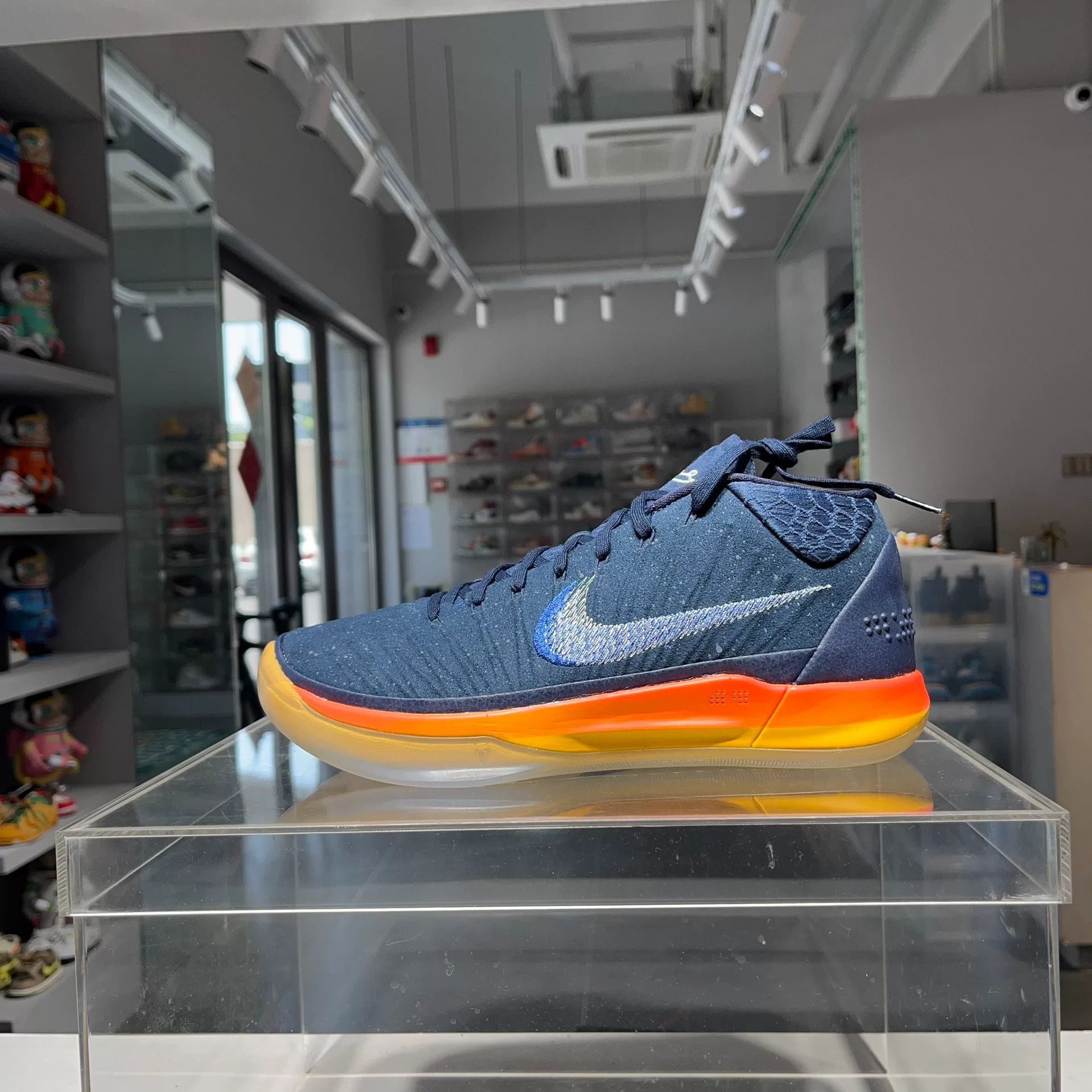 Nike Nike KOBE Blue Lowtop Sneakers 9 Men Size US 9 / EU 42 - 1 Thumbnail