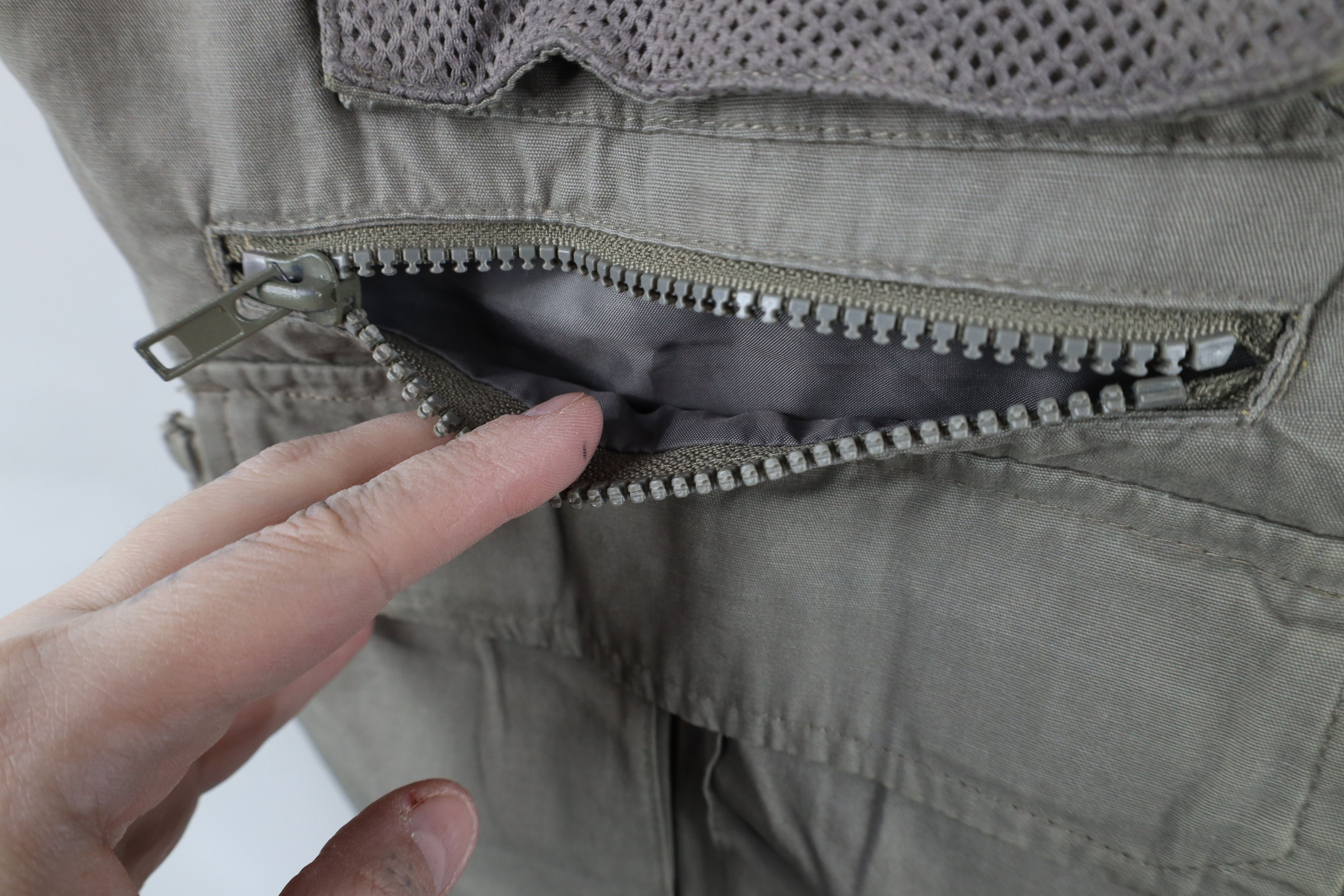 Vintage Vintage 90s Streetwear Hunting Fish Vest Jacket Beige Size US L / EU 52-54 / 3 - 6 Thumbnail