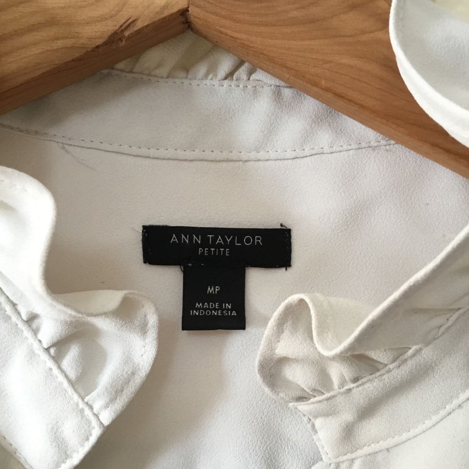 Ann Taylor Ann Taylor Light Beige Sleeveless Button Blouse Size M / US 6-8 / IT 42-44 - 2 Thumbnail
