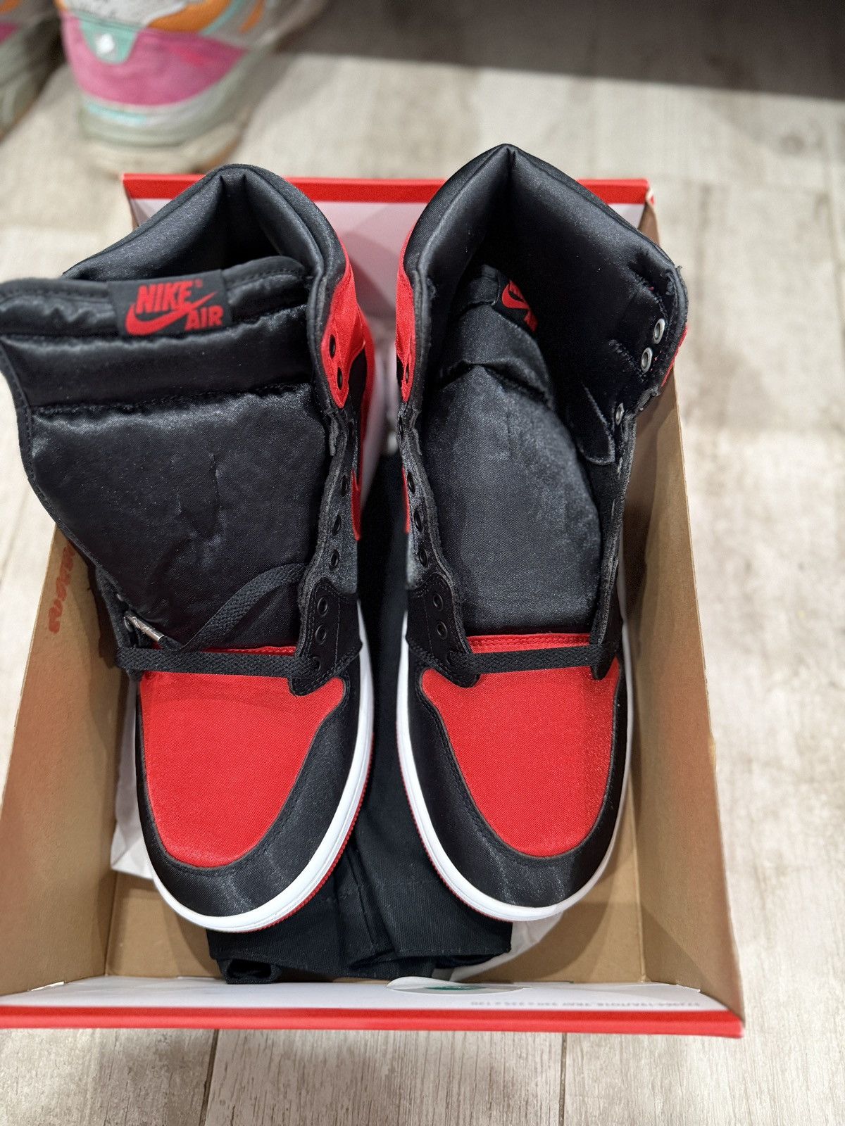 Jordan Brand Air Jordan 1 Satin Bred WMNS Size US 12 / IT 42 - 2 Thumbnail