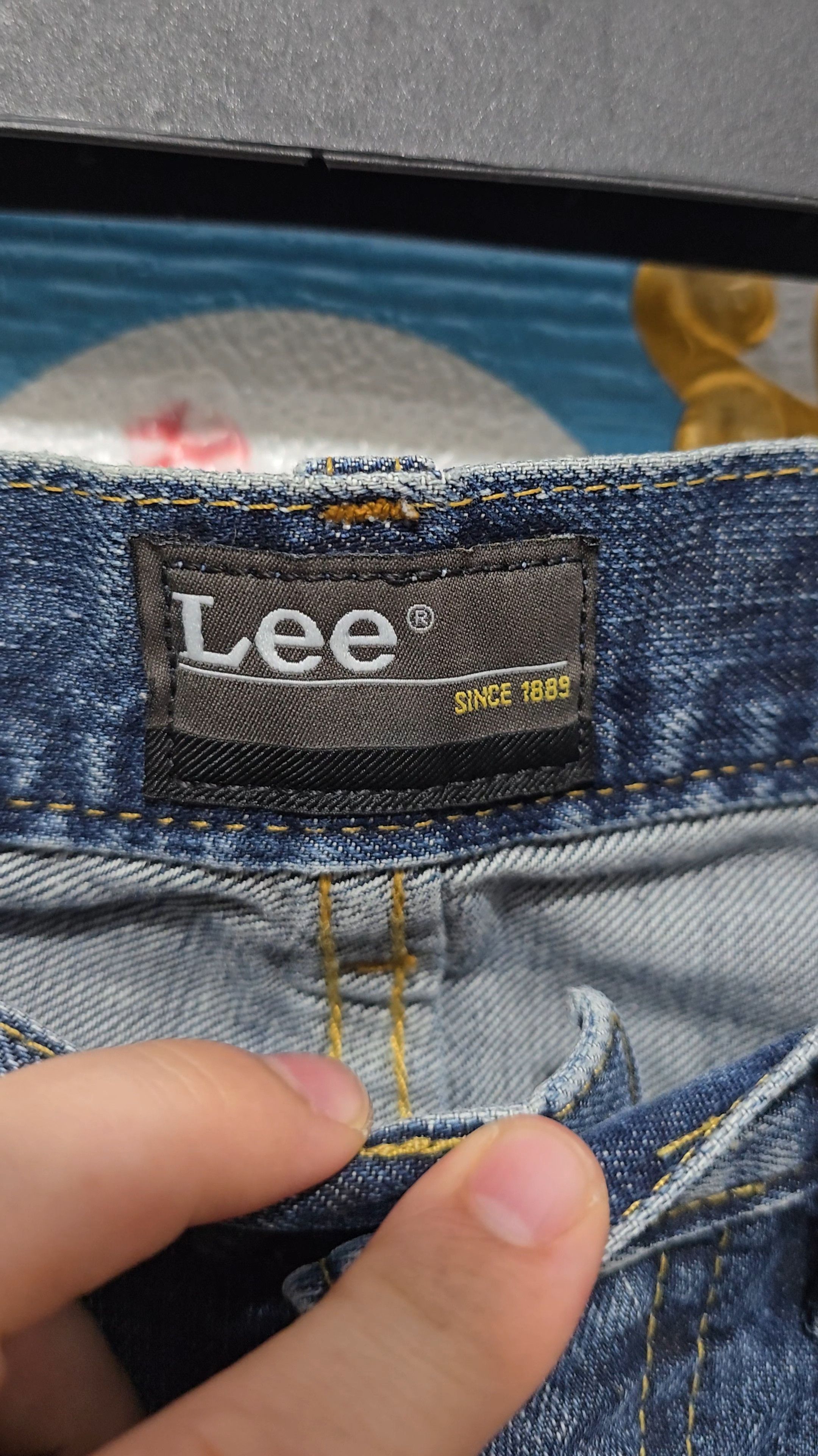 Lee LEE VINTAGE straight-leg in a medium-blue wash. Bootcut Size 30" / US 8 / IT 44 - 9 Thumbnail