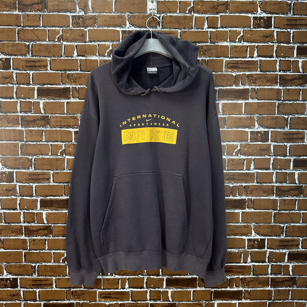 Nike Vintage Nike International Sportswear Center Logo Z147 Size US L / EU 52-54 / 3 - 1 Thumbnail