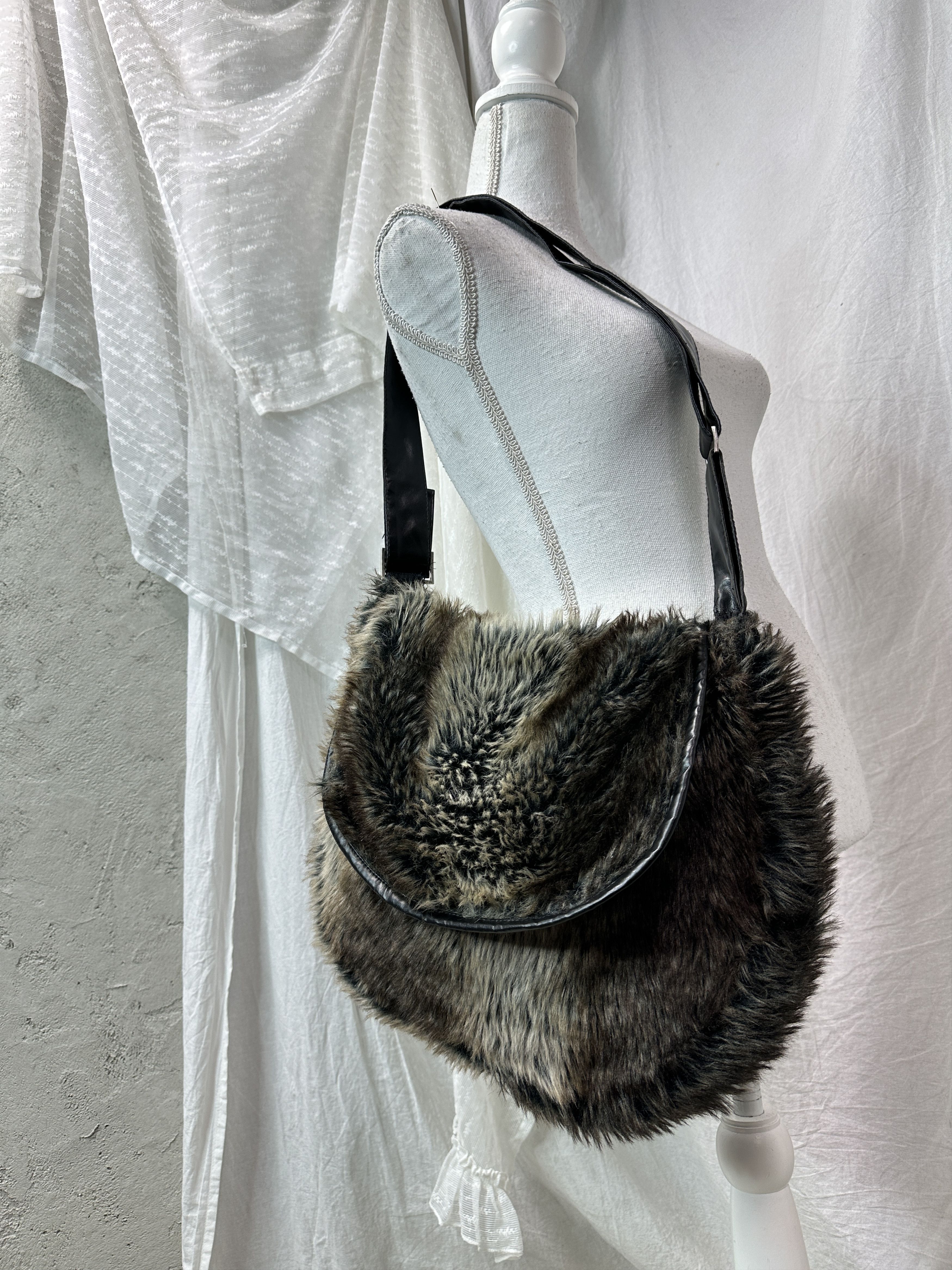 Vintage Vintage Avant Garde Faux Fur Shoulder Bag Y2K Size ONE SIZE - 1 Thumbnail