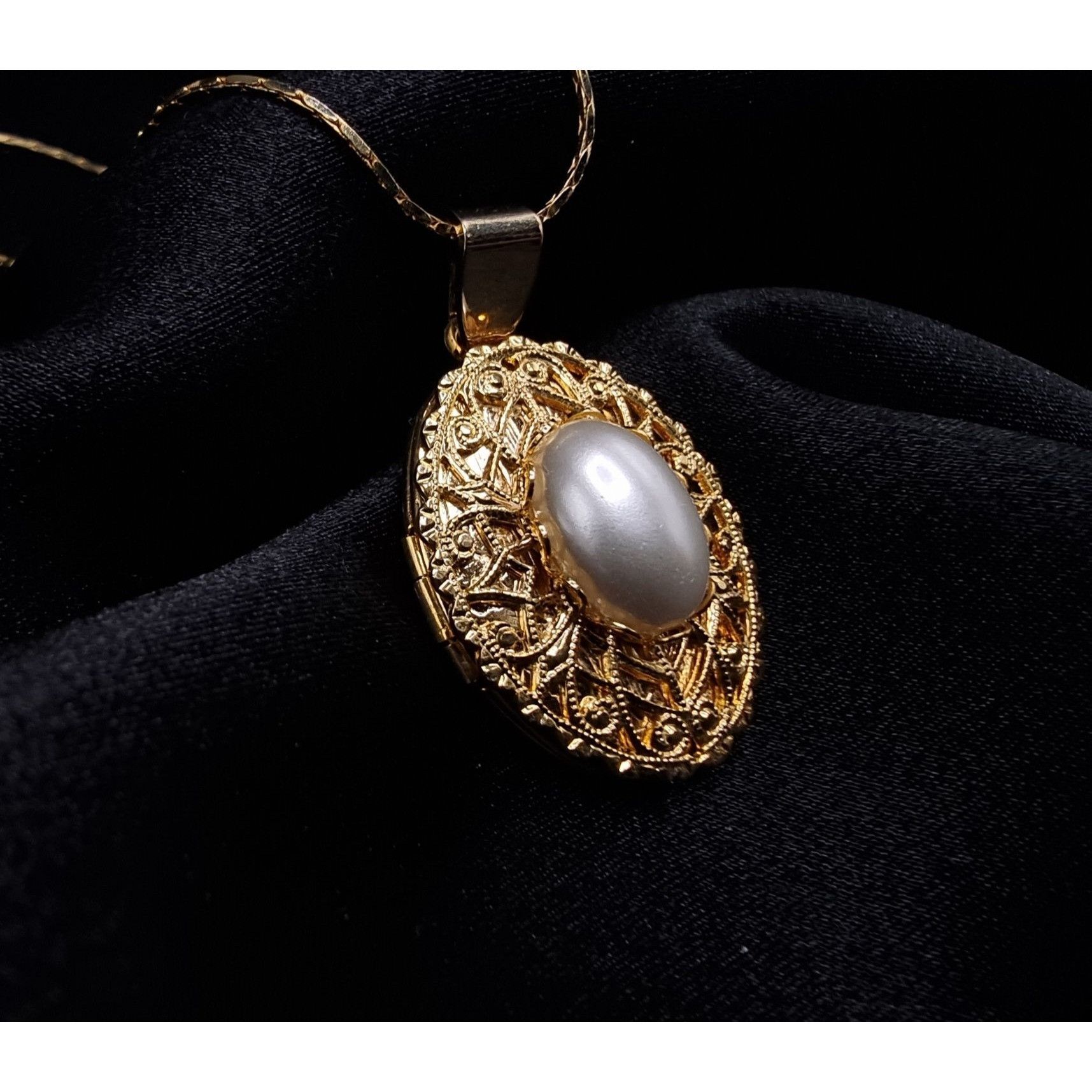 Vintage Vintage 1970's-1980's Oval Goldtone Locket Necklace With Fau Size ONE SIZE - 2 Thumbnail