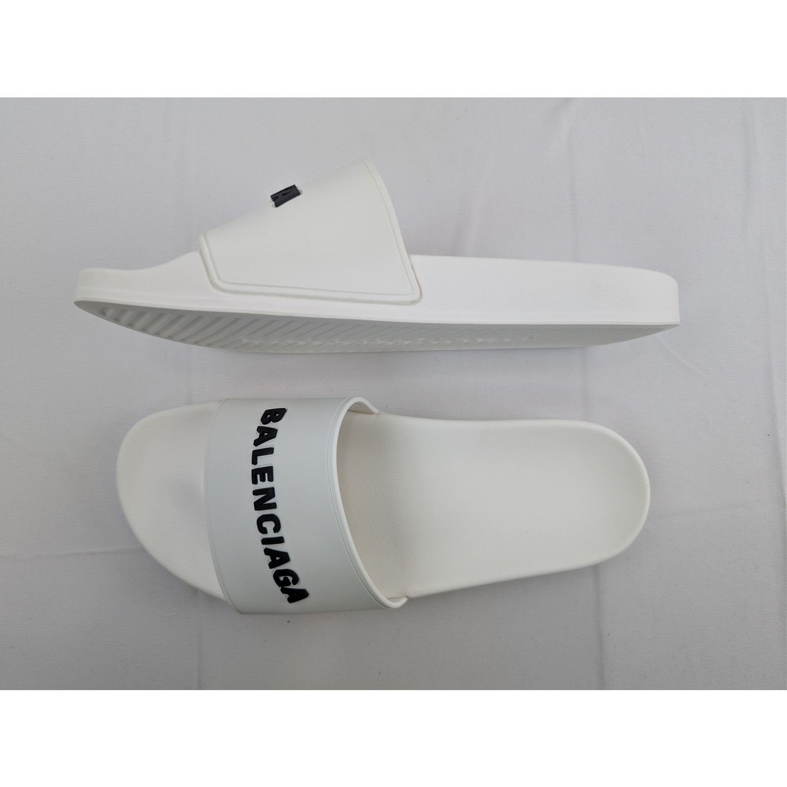 o1rshd1 Pool Slides Rubber Logo Slippers in White/Black
