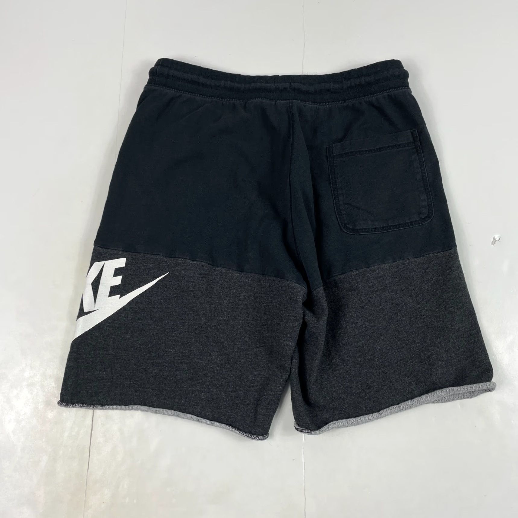 Nike Nike Shorts Mens Medium Black Swoosh Sweat Shorts Lined Workout Gym Basketball Size US 30 / EU 46 - 7 Thumbnail