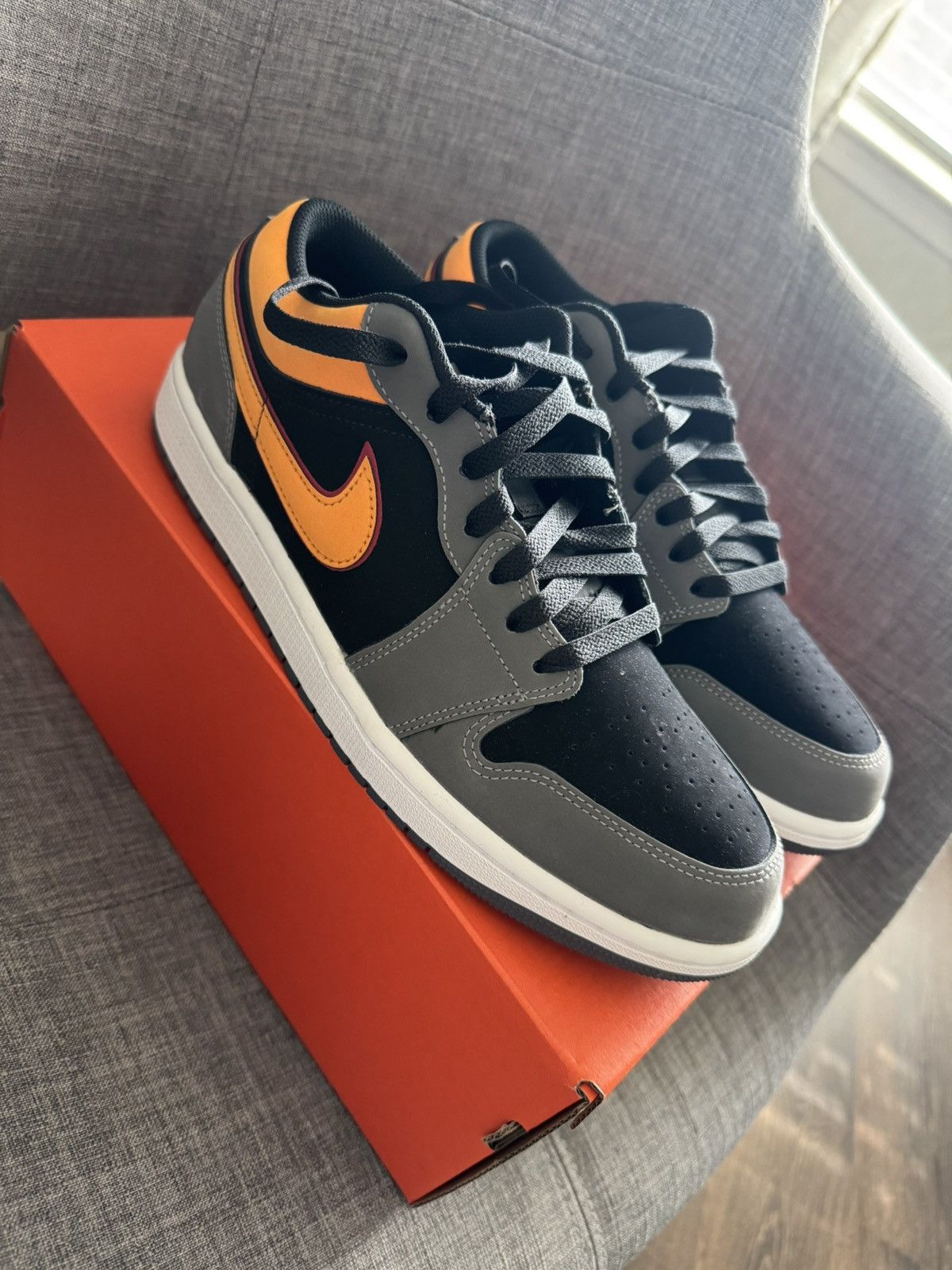 Jordan Brand Air Jordan 1 Low SE Size US 9.5 / EU 42-43 - 1 Thumbnail
