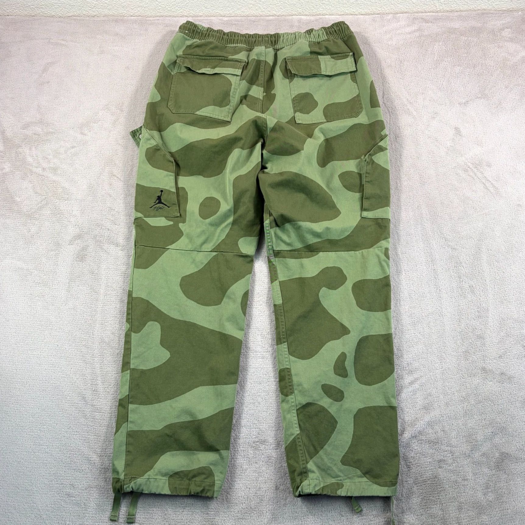 Jordan Brand VINTAGE Nike Jordan Essentials Chicago Cargo Pants in Green Frog Camo Men Large Size US 33 - 4 Thumbnail
