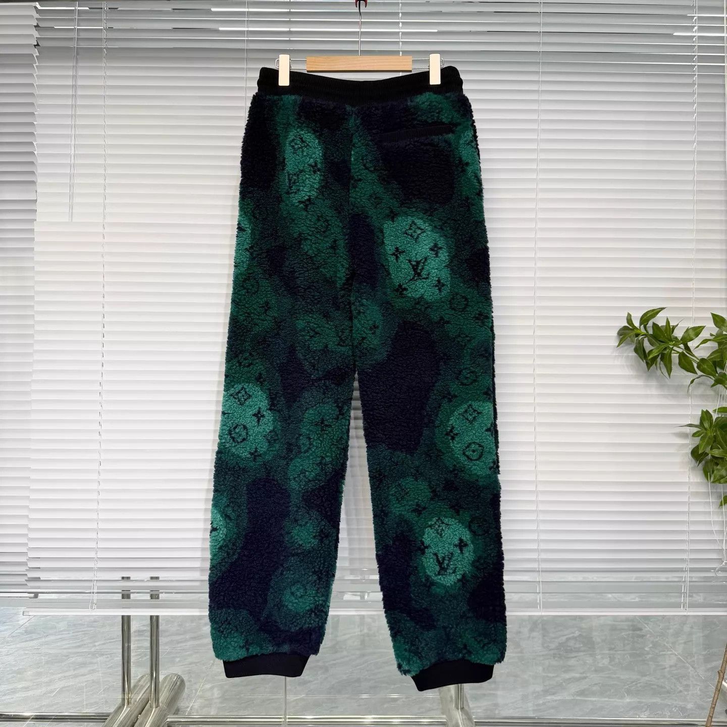 Louis Vuitton LV Teddy Fleece Gradient Print Sweatpants Green L Size US 34 / EU 50 - 2 Thumbnail