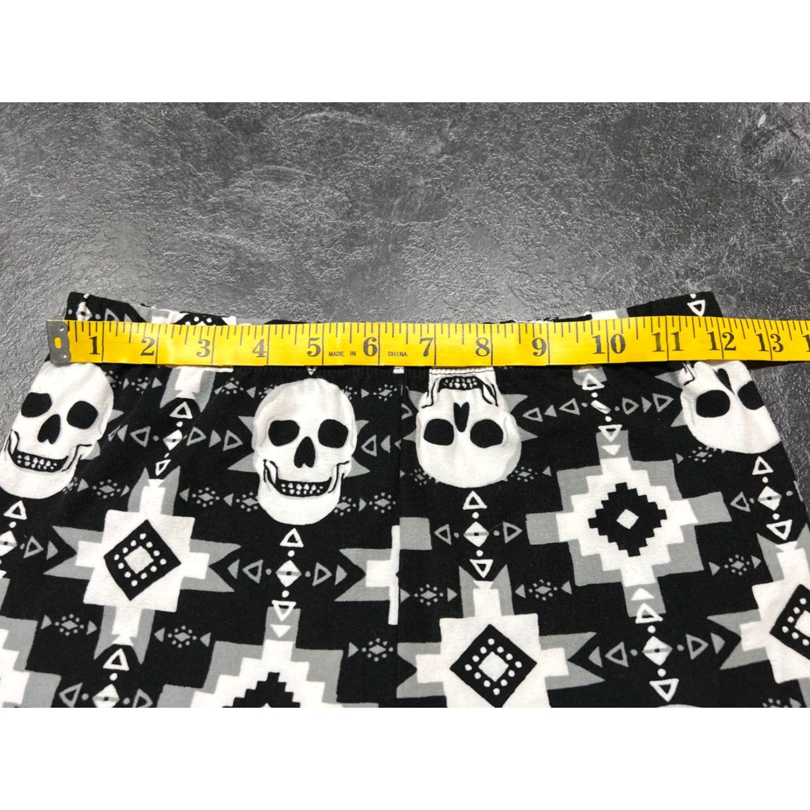 Vintage No Boundaries Juniors Leggings Small Black Skull Print Capri High Waist Cotton Blend Size 28" / US 6 / IT 42 - 6 Thumbnail