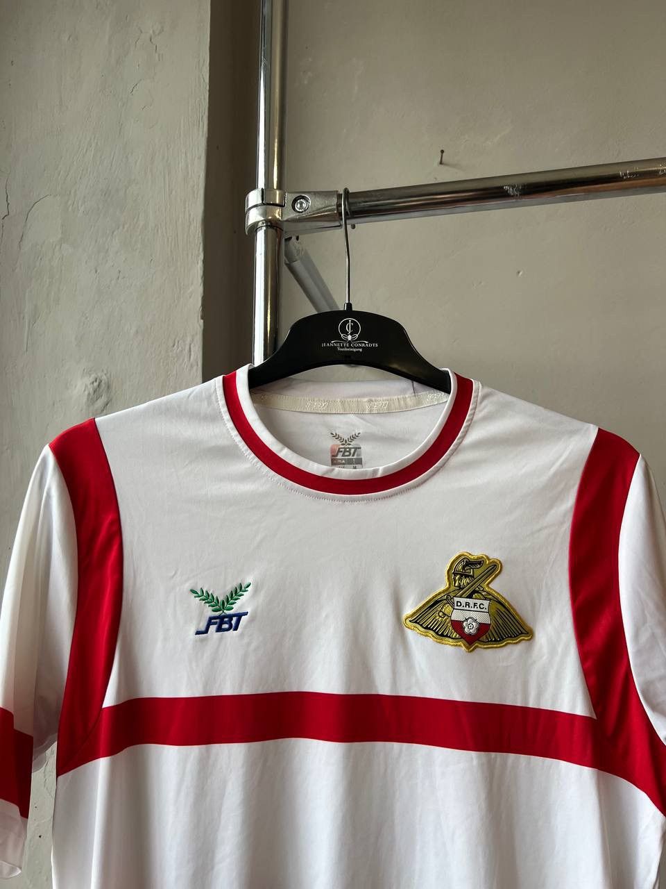 Sports Specialties 2017/18 DONCASTER ROVERS FTB HOME SOCCER JERSEY SHIRT SZ M Size US M / EU 48-50 / 2 - 3 Thumbnail