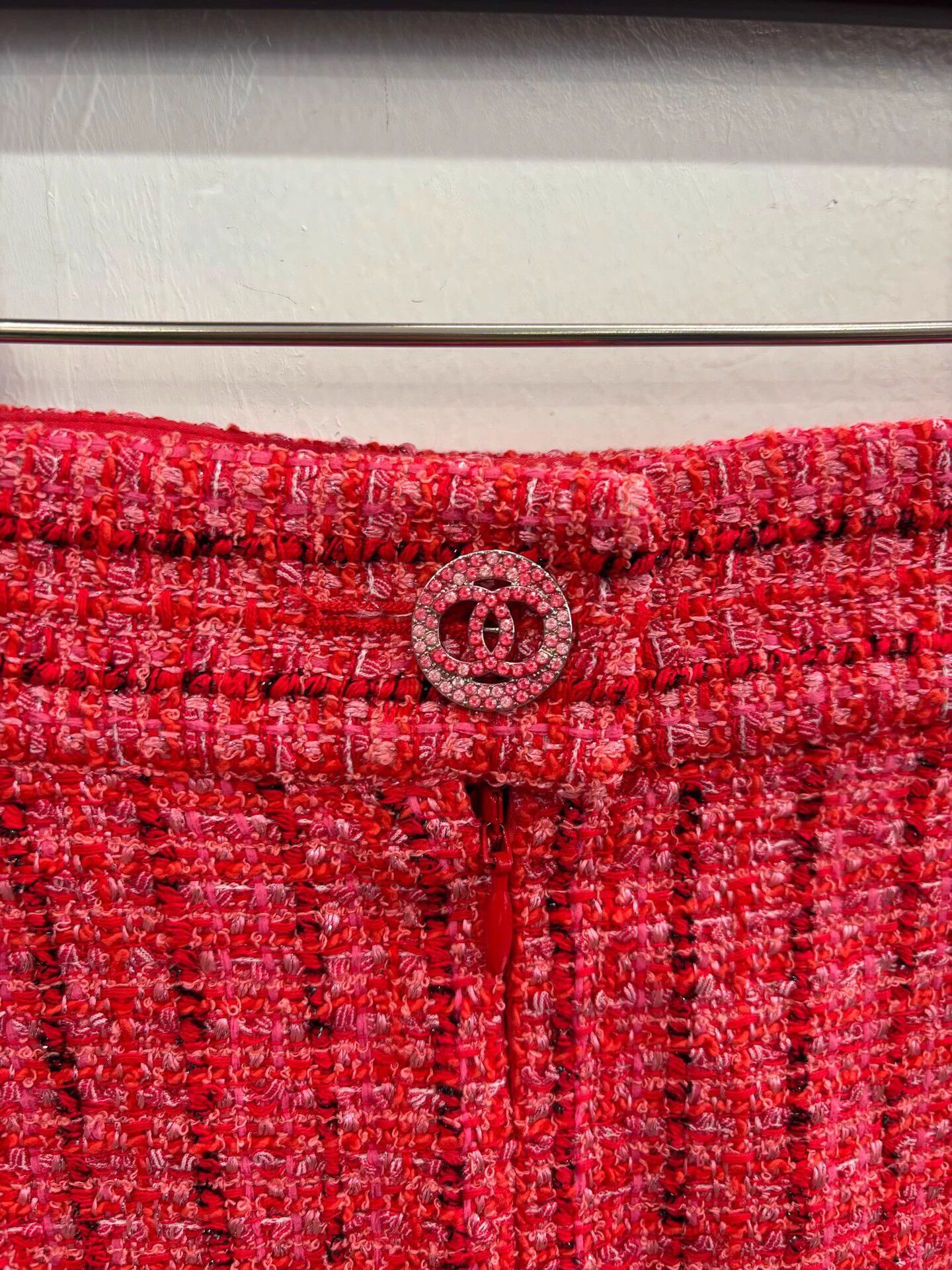 Chanel Chanel Pre CC Crystal Button Red Tweed Knit Shorts Women's Size 27" / US 4 / IT 40 - 4 Thumbnail