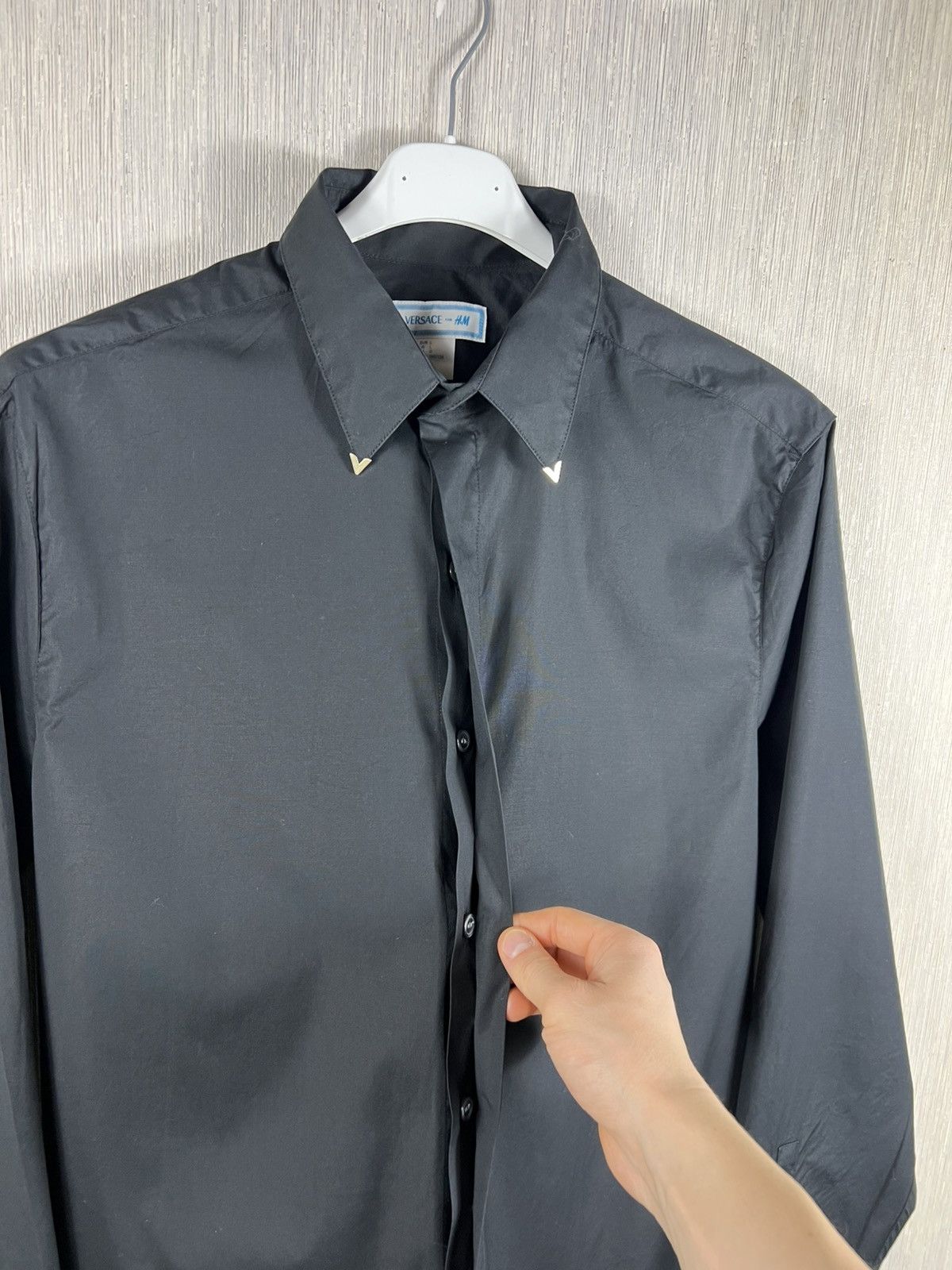 Versace Versace x H&M basic black shirt with V gold detail on collar Size US L / EU 52-54 / 3 - 10 Thumbnail