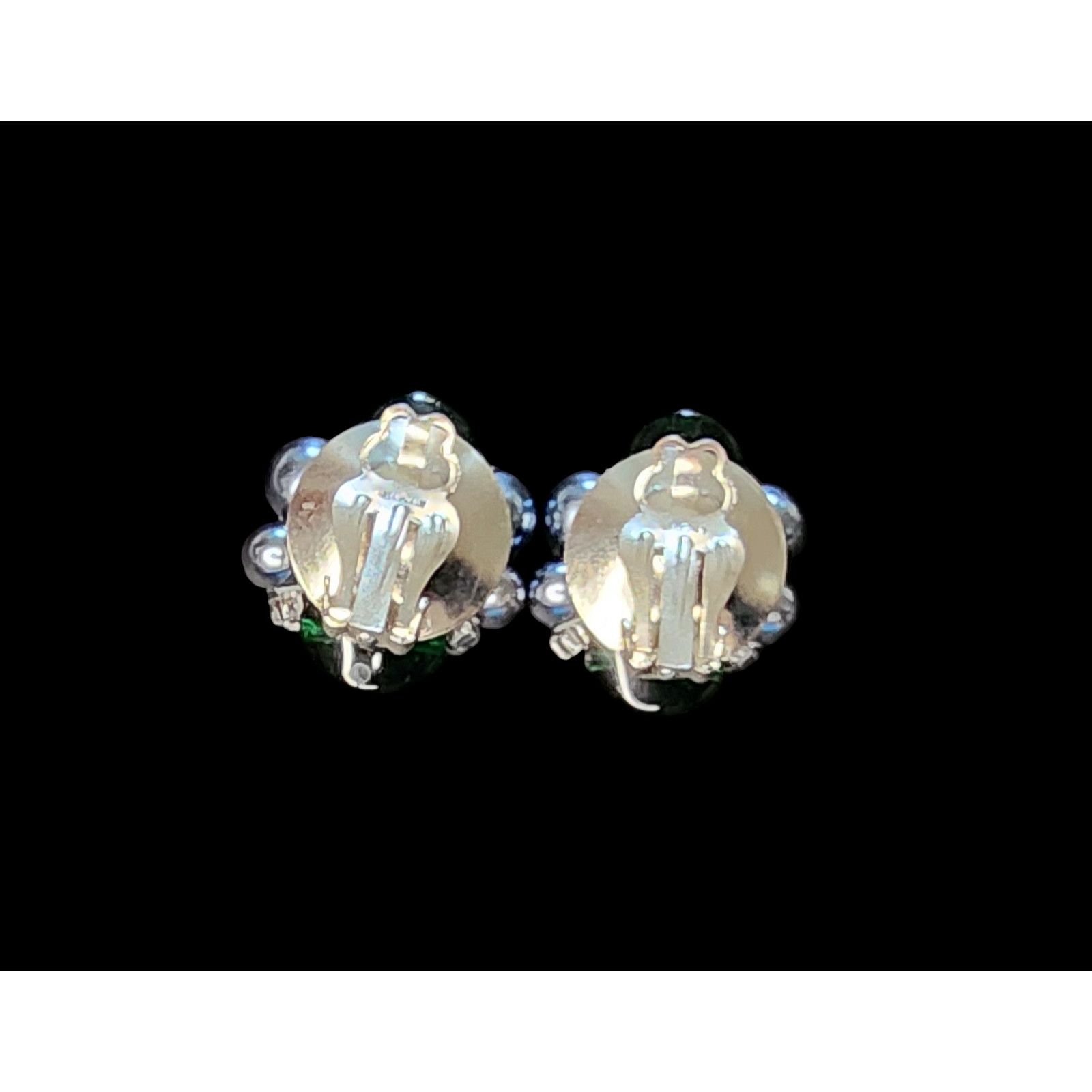 The Unbranded Brand Vintage gray pearls, green glass bead clip-on earrings Japan Size ONE SIZE - 4 Thumbnail