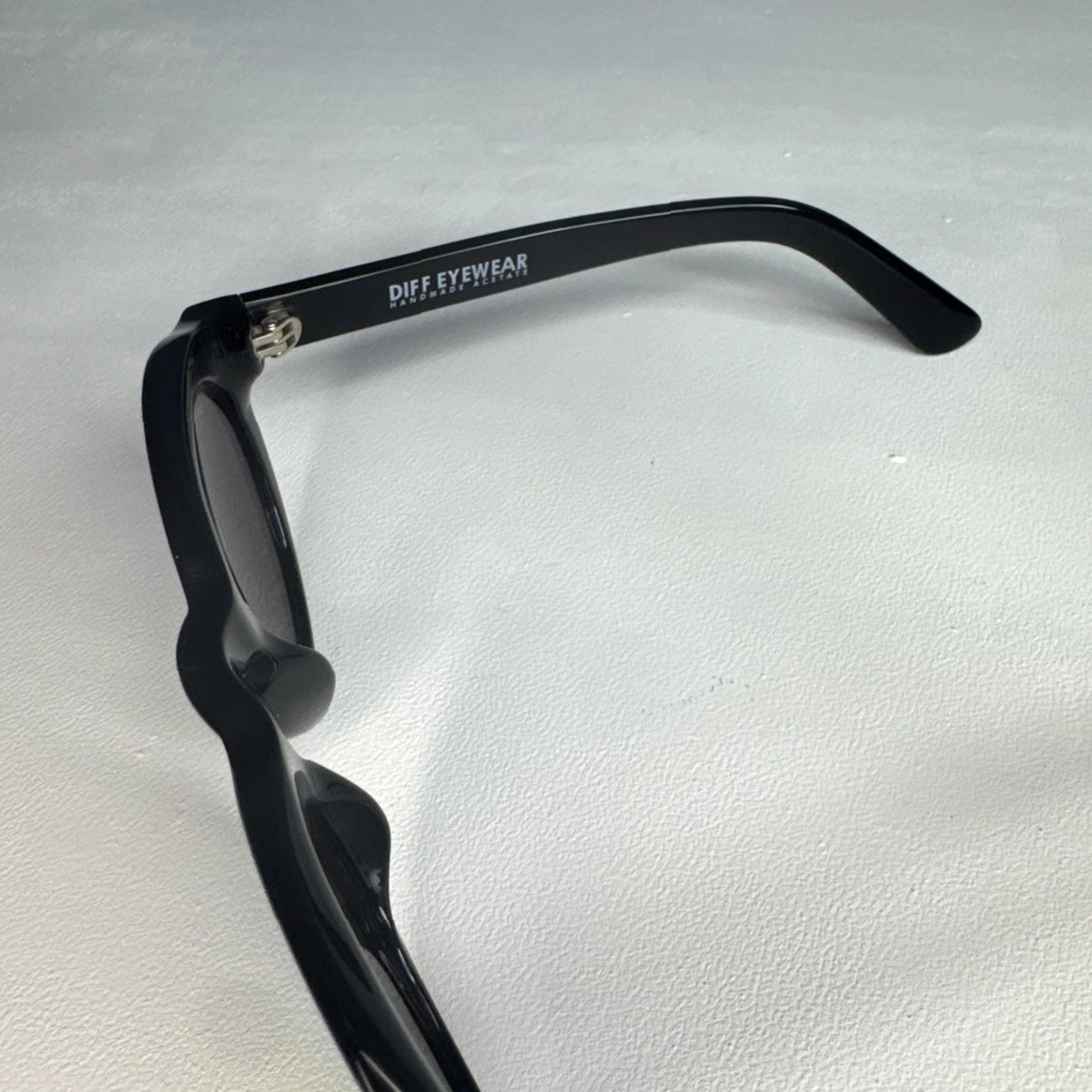 Diff Eyewear Women\'s Black Frame Sunglasses with Silver Mirrored Lenses DIFF Eyewear: Women main image 4