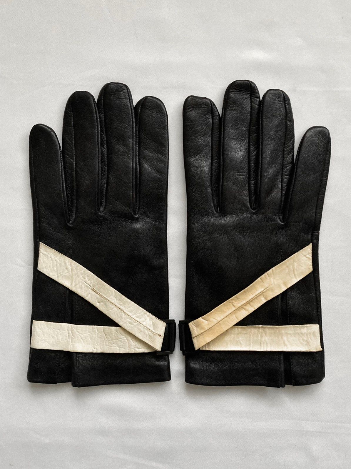 Pre-owned Dior X Hedi Slimane A/w 2001 “solitaire” Lambskin Strap Gloves In Black/white