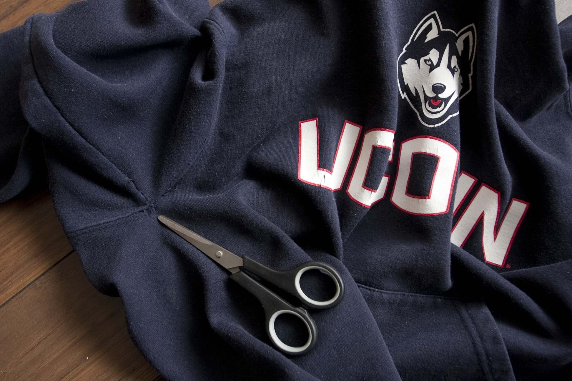 Champion × NCAA UConn Huskies Hoodie Champion NCAA Size S Size US S / EU 44-46 / 1 - 6 Thumbnail