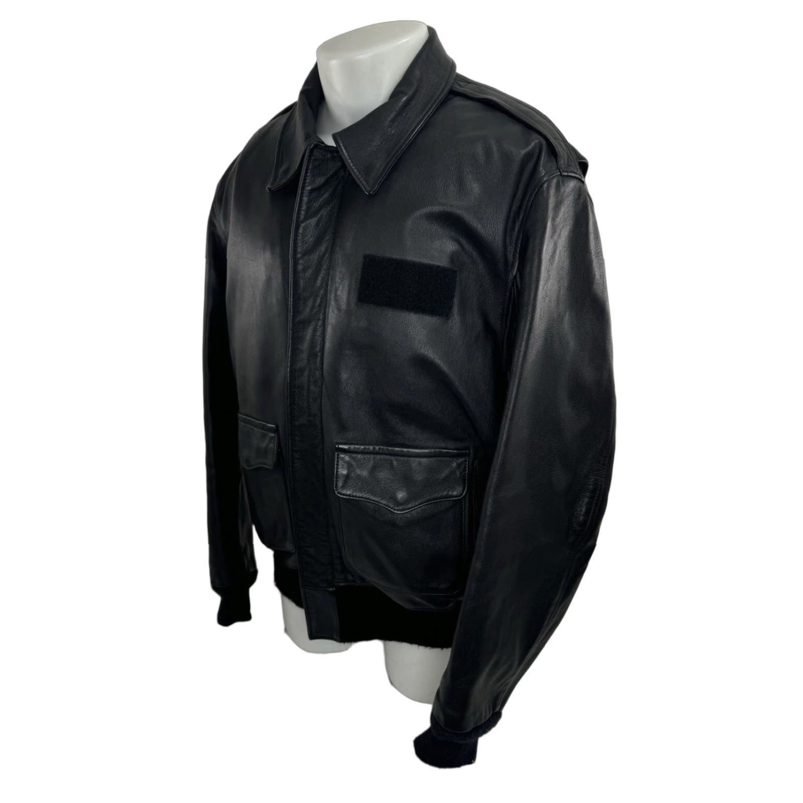 Vintage GIBSON & BARNES Heavy Duty 48 R Flight Bomber Zip In Liner LEATHER Pilot Jacket Jacket Mens Black Bomber American Airlines Style Birthday Decade 90s Size US M / EU 48-50 / 2 - 1 Thumbnail