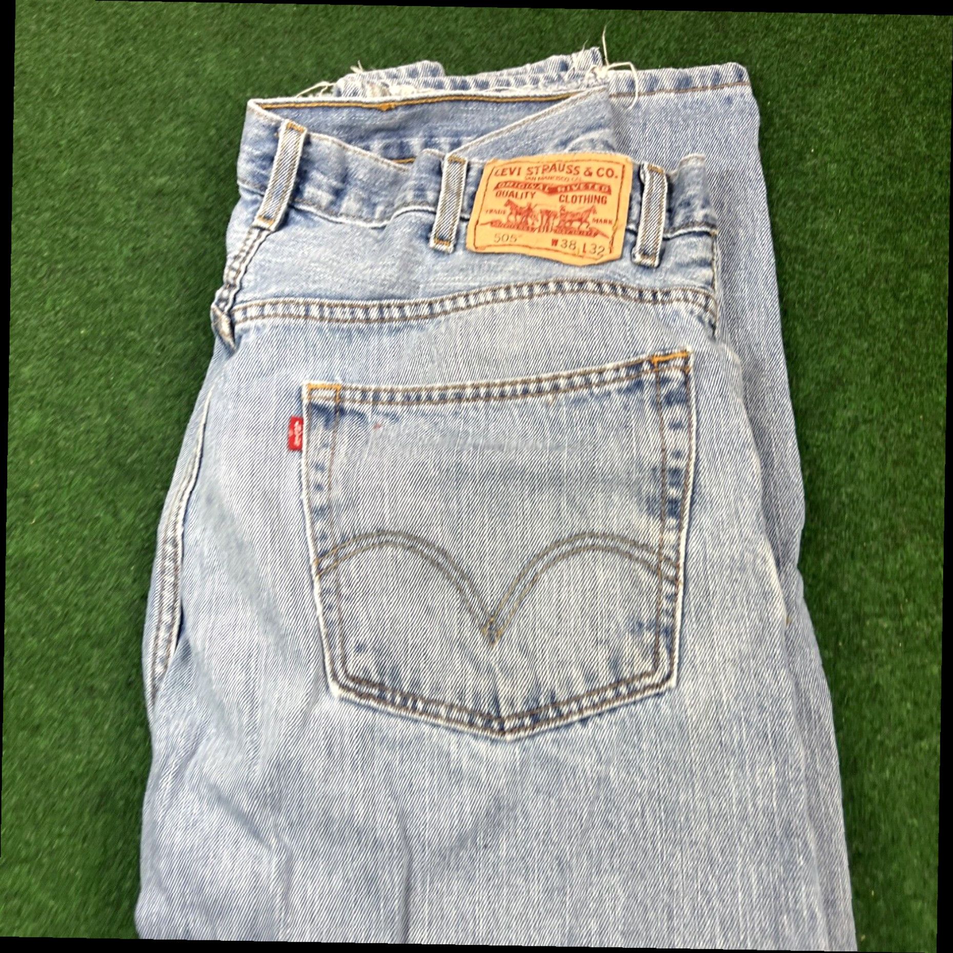 Levi's LEVI'S 505 Jeans Mens 38x32 Blue Creased Whiskered Hiking Camping Farm Work Size US 38 / EU 54 - 2 Thumbnail