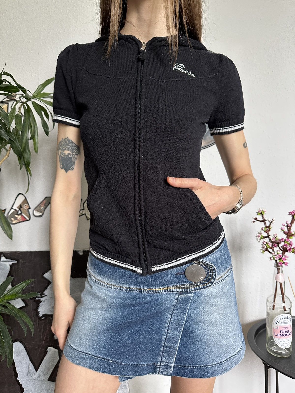 Guess × Vintage Vintage Sporty Guess Zip up Hoodie Shortsleeve Top Y2K Size M / US 6-8 / IT 42-44 - 1 Thumbnail