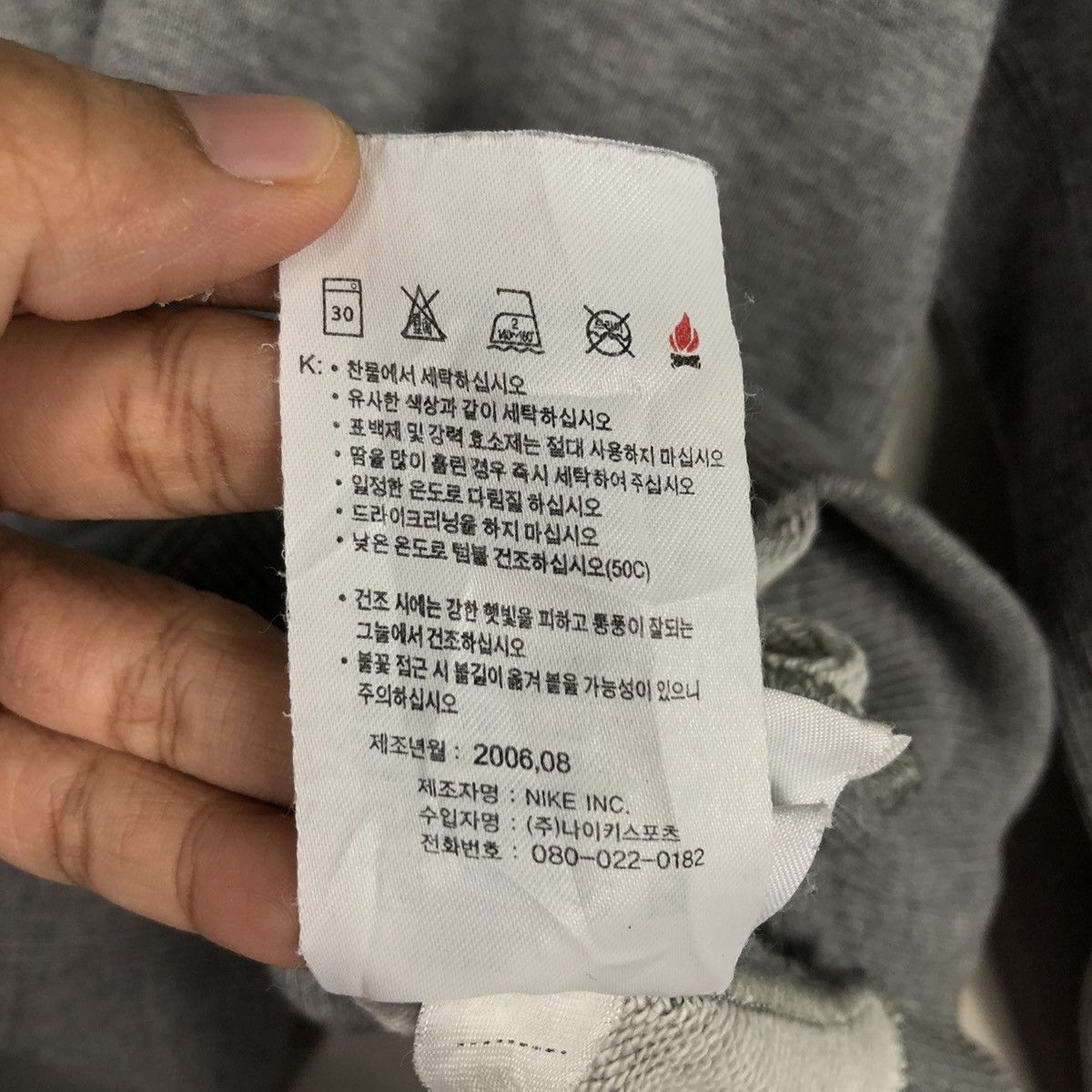 Nike Nike Small Swoosh Crewneck — Vintage Grey Essential Size US XL / EU 56 / 4 - 19 Thumbnail