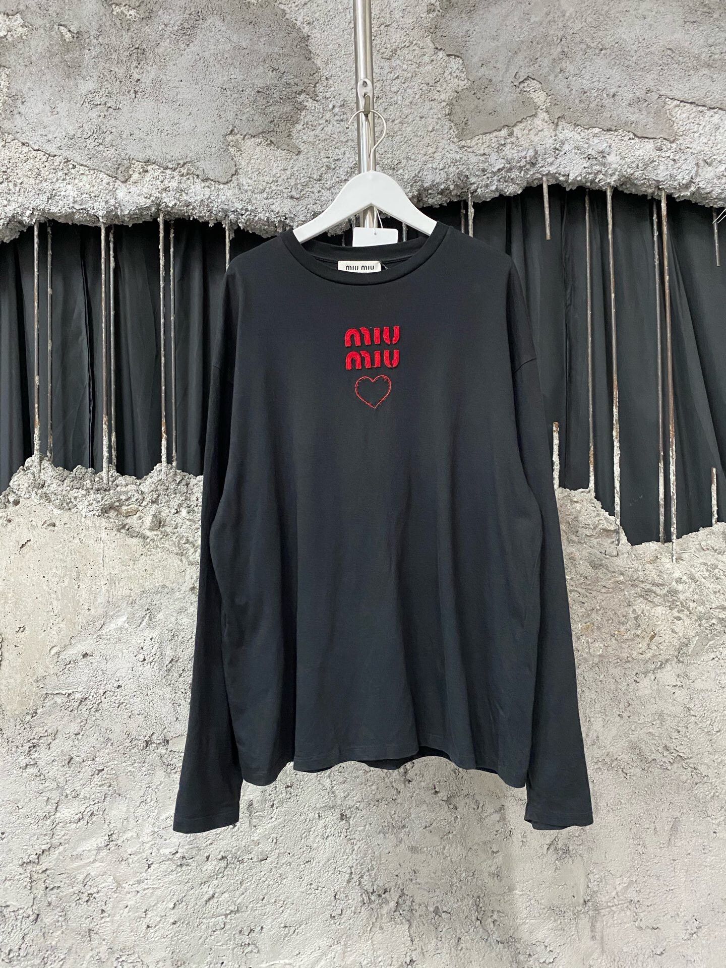 Miu Miu miumiu black long sleeve heart top Size XS / US 0-2 / IT 36-38 - 1 Thumbnail