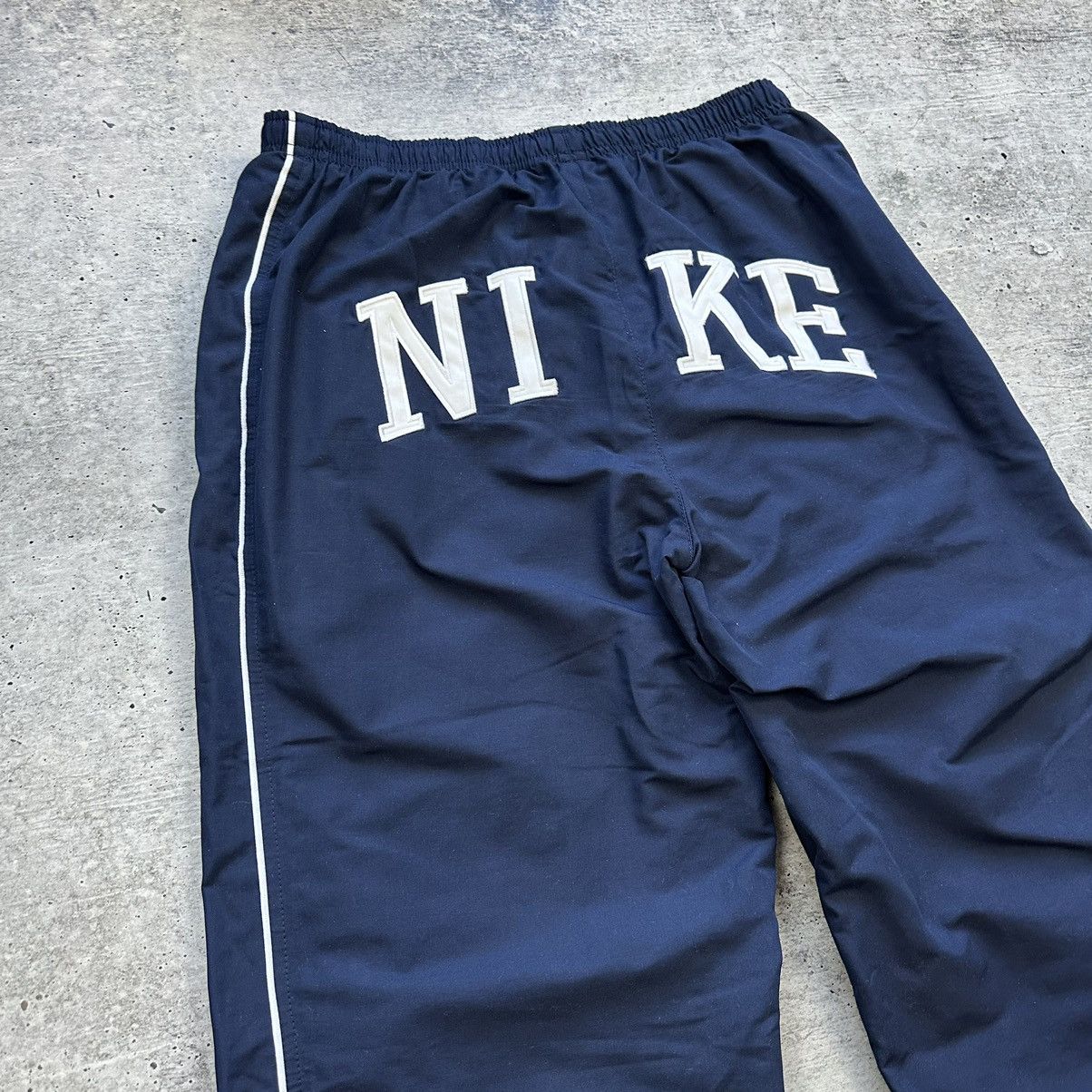 Nike Vintage Nike Nylon Track BAGGY Pants Drill Y2K Logo Men’s Size US 32 / EU 48 - 7 Thumbnail