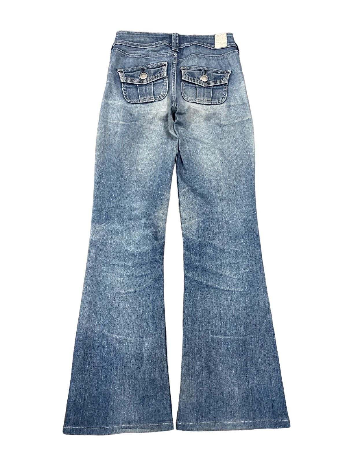 Levi's Vintage Levi’s Womenswear Low Rise Blue Wash Flare Jeans Size 25" / US 0 / IT 36 - 7 Thumbnail