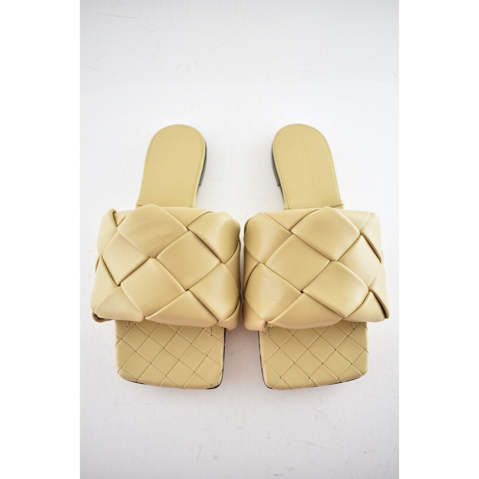 Bottega Veneta Bottega Veneta Lido Flat Slides Cane Sugar Beige Intrecciato Size US 7.5 / IT 37.5 - 7 Thumbnail