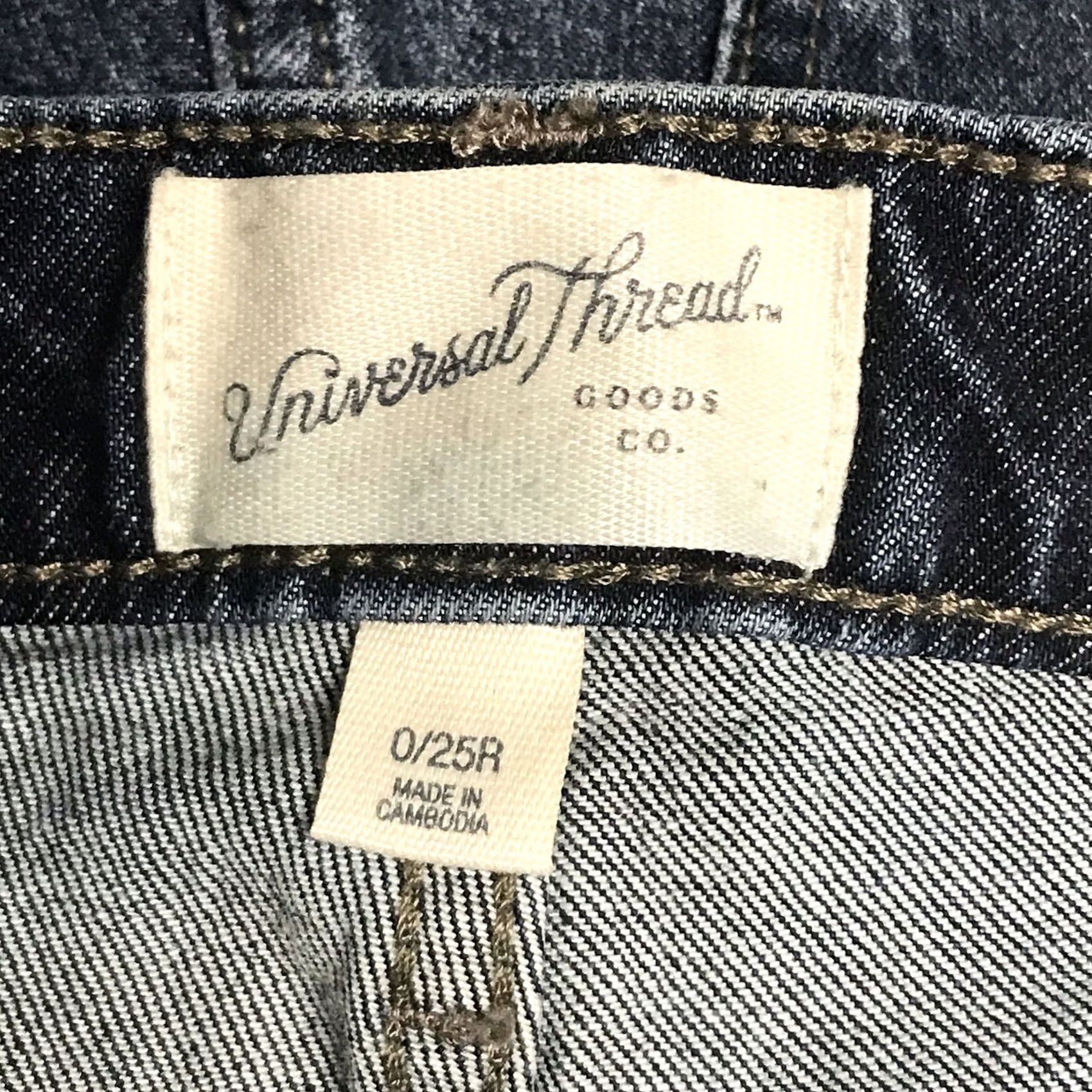 Vintage VINTAGE Universal Thread Women Blue Dark Wash Denim Shorts Midi 0/25R Distressed Frayed 4 in Inseam 5-Pocket Cowgirl Western Casual Modern Size 25" / US 0 / IT 36 - 3 Thumbnail