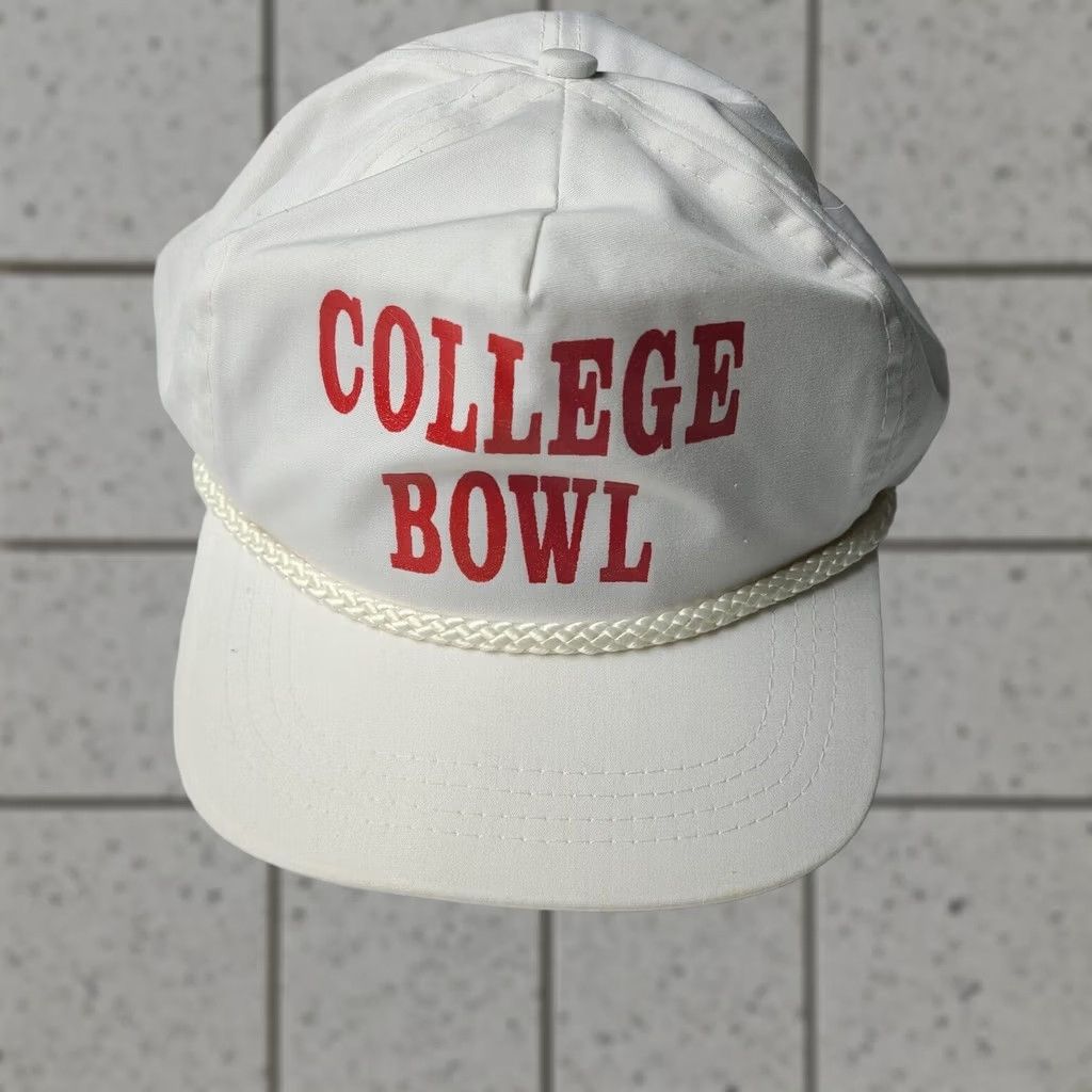 Vintage VINTAGE 1990’s College Bowl White Hat STRAPBACK SPORTCAP Rare Adult Mens Adjustable White Cap 90s College Sports Vintage Hat Size ONE SIZE - 1 Thumbnail